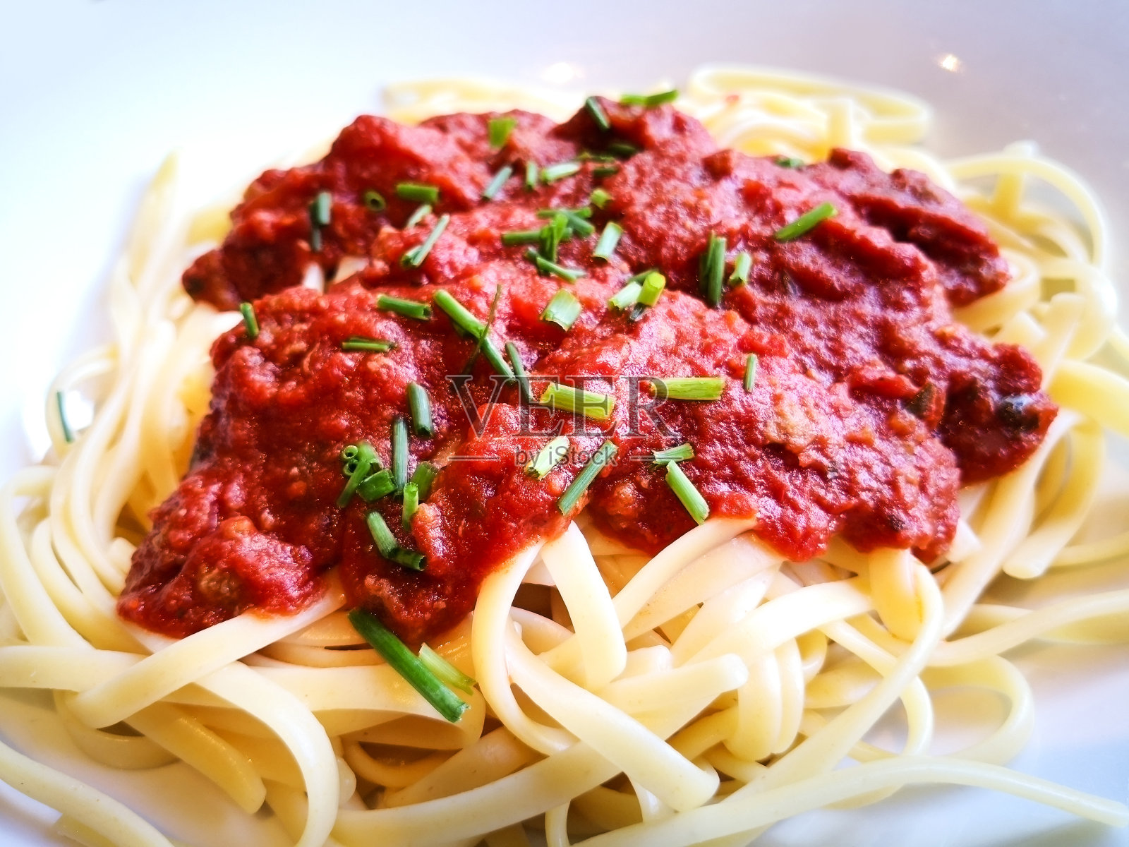 美味的意大利面桌上的意大利番茄酱意大利面照片摄影图片