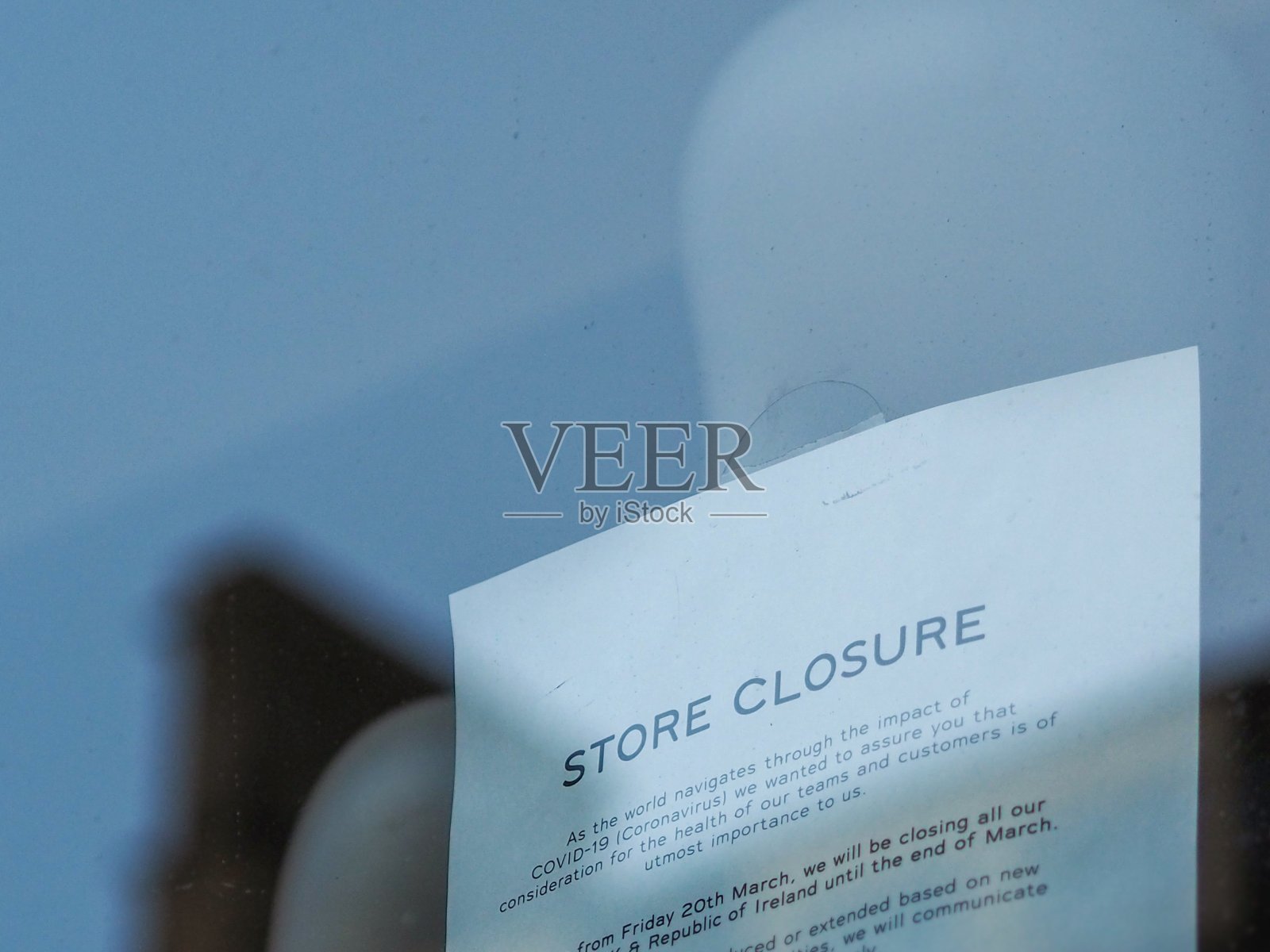 COVID-19标识因冠状病毒暂时关闭照片摄影图片