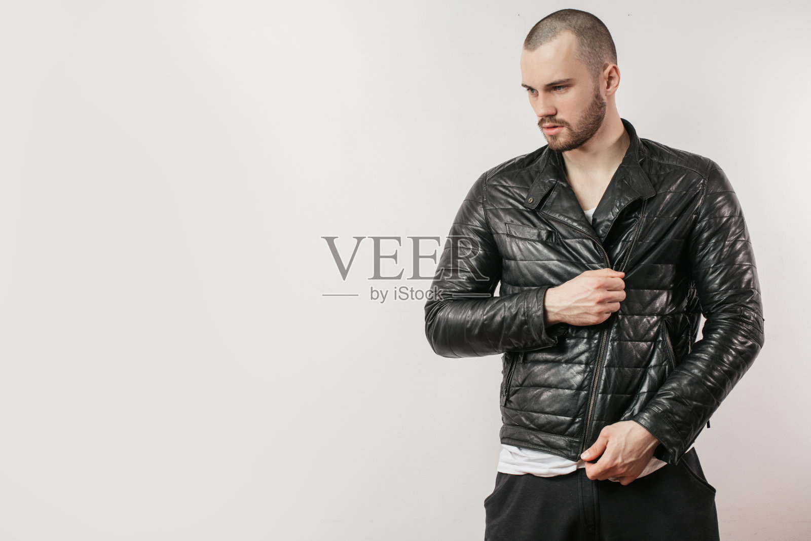 运动员在试穿新的时尚夹克。照片摄影图片