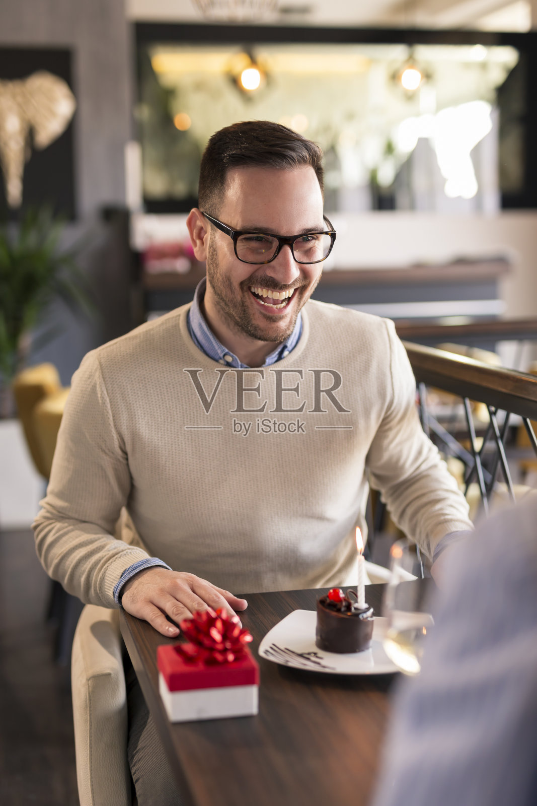 一对情侣在餐厅约会，庆祝生日照片摄影图片