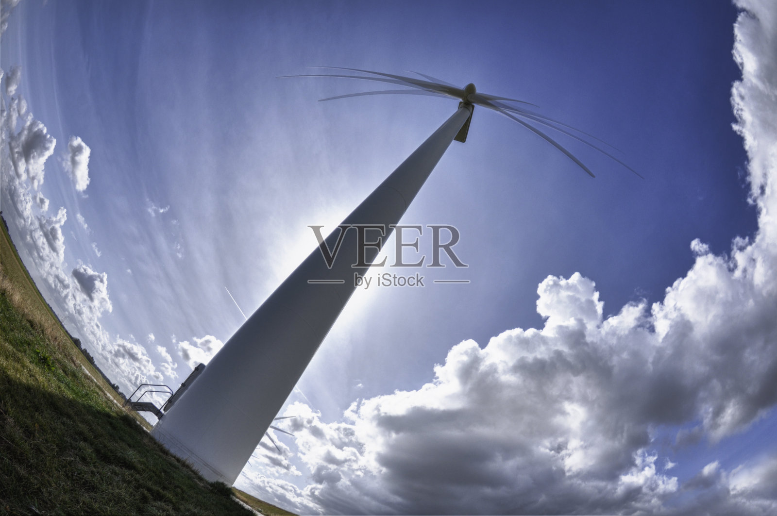 风力涡轮机在天空和云彩的领域照片摄影图片