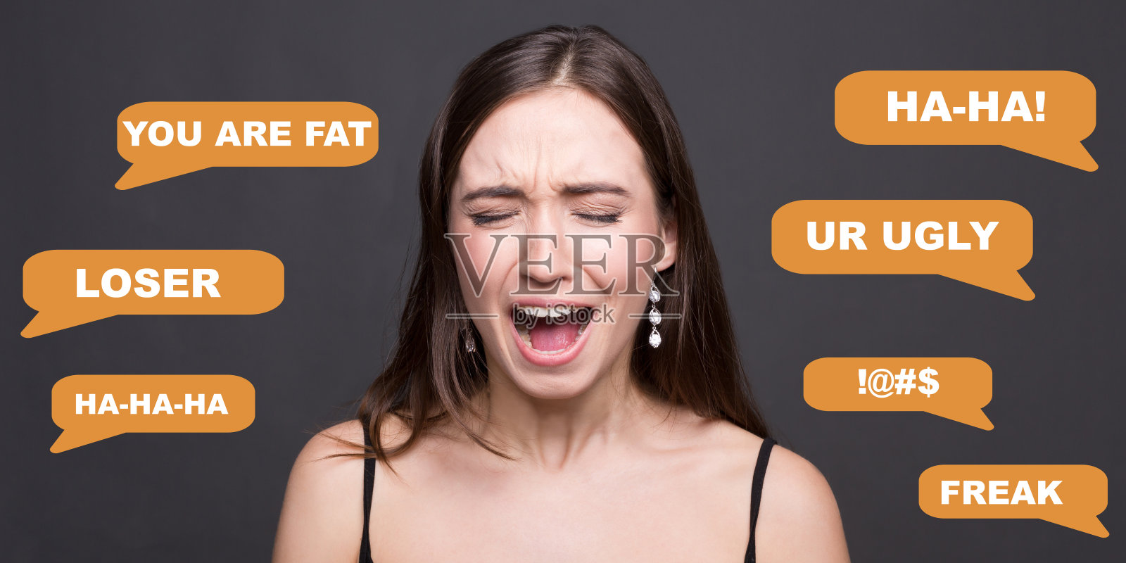 停止网络欺凌。绝望的年轻女孩尖叫，因为灰色背景上的辱骂聊天文本，拼贴。全景照片摄影图片