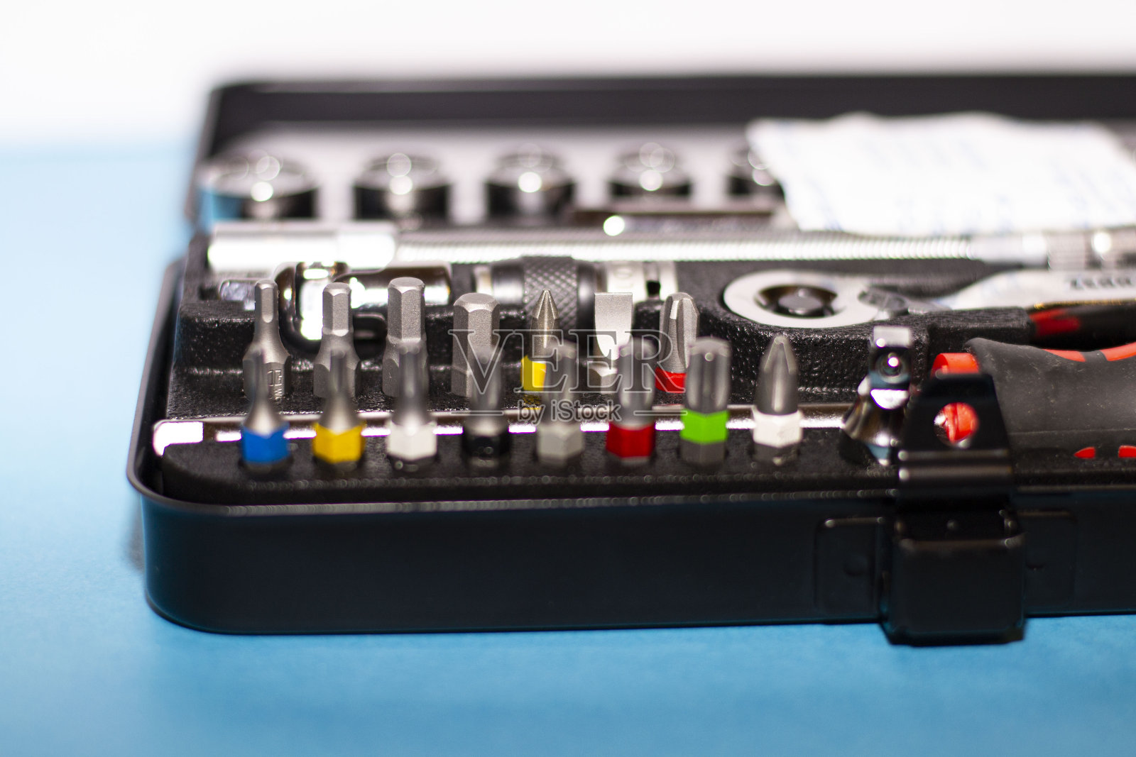 带有彩色位的工具箱。用不同的颜色。照片摄影图片