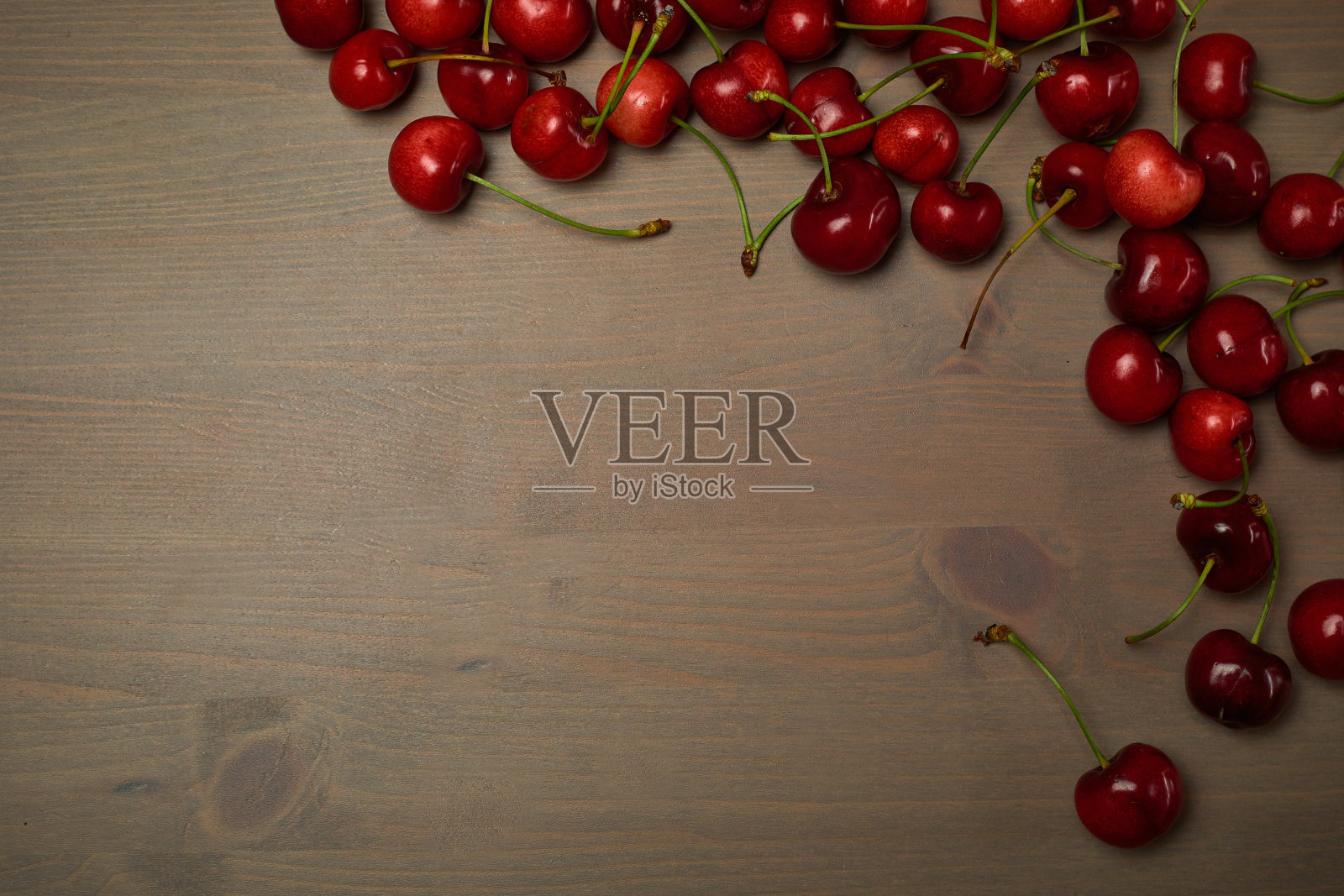 春绿樱桃在木色背景上选择性聚焦樱桃照片摄影图片