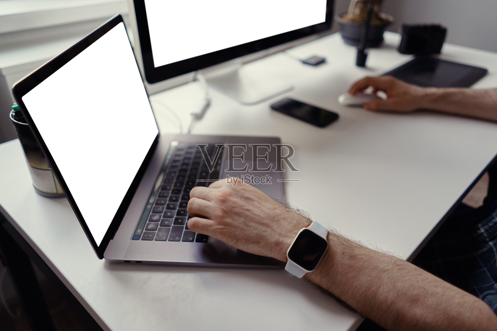 在家里用白色屏幕的笔记本电脑工作的人照片摄影图片