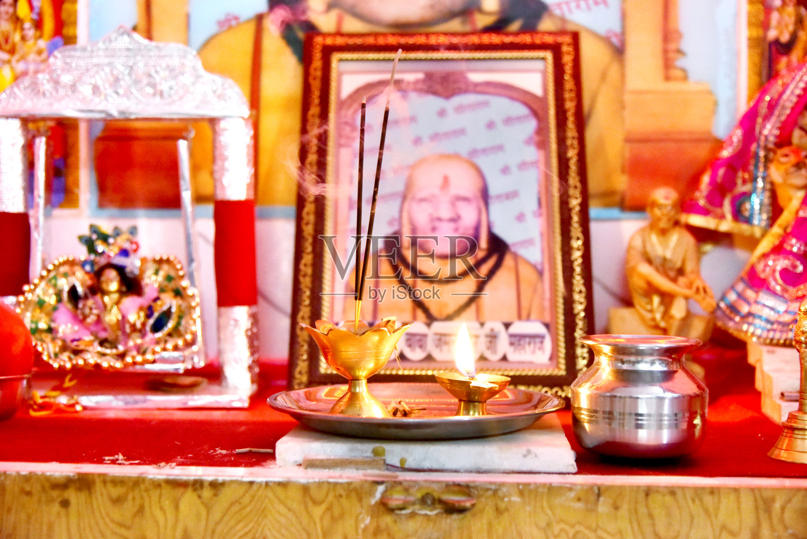 一个装饰着东方文化的角落的水平镜头照片摄影图片