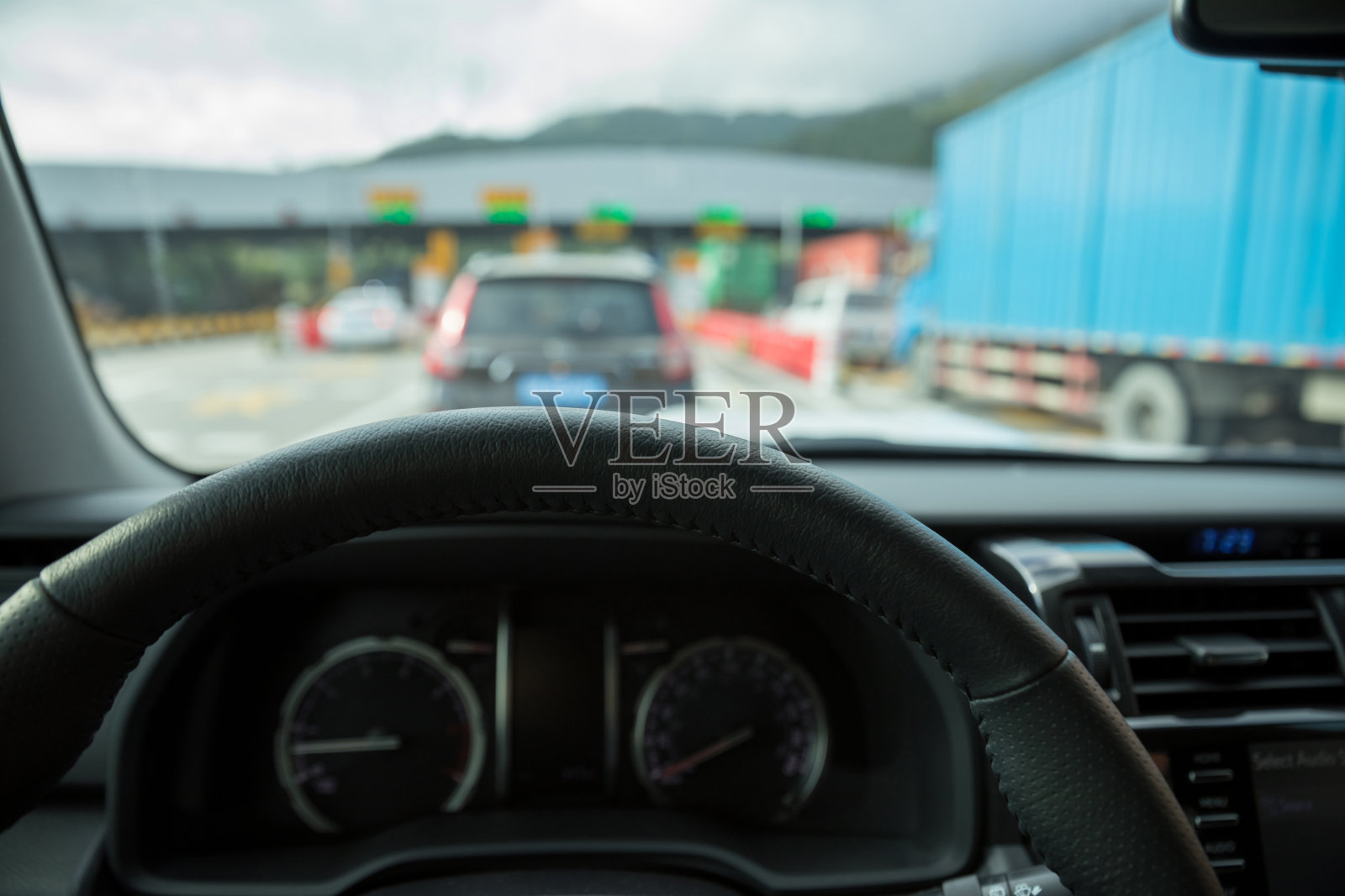 在高速公路上开车时在收费站前等待照片摄影图片