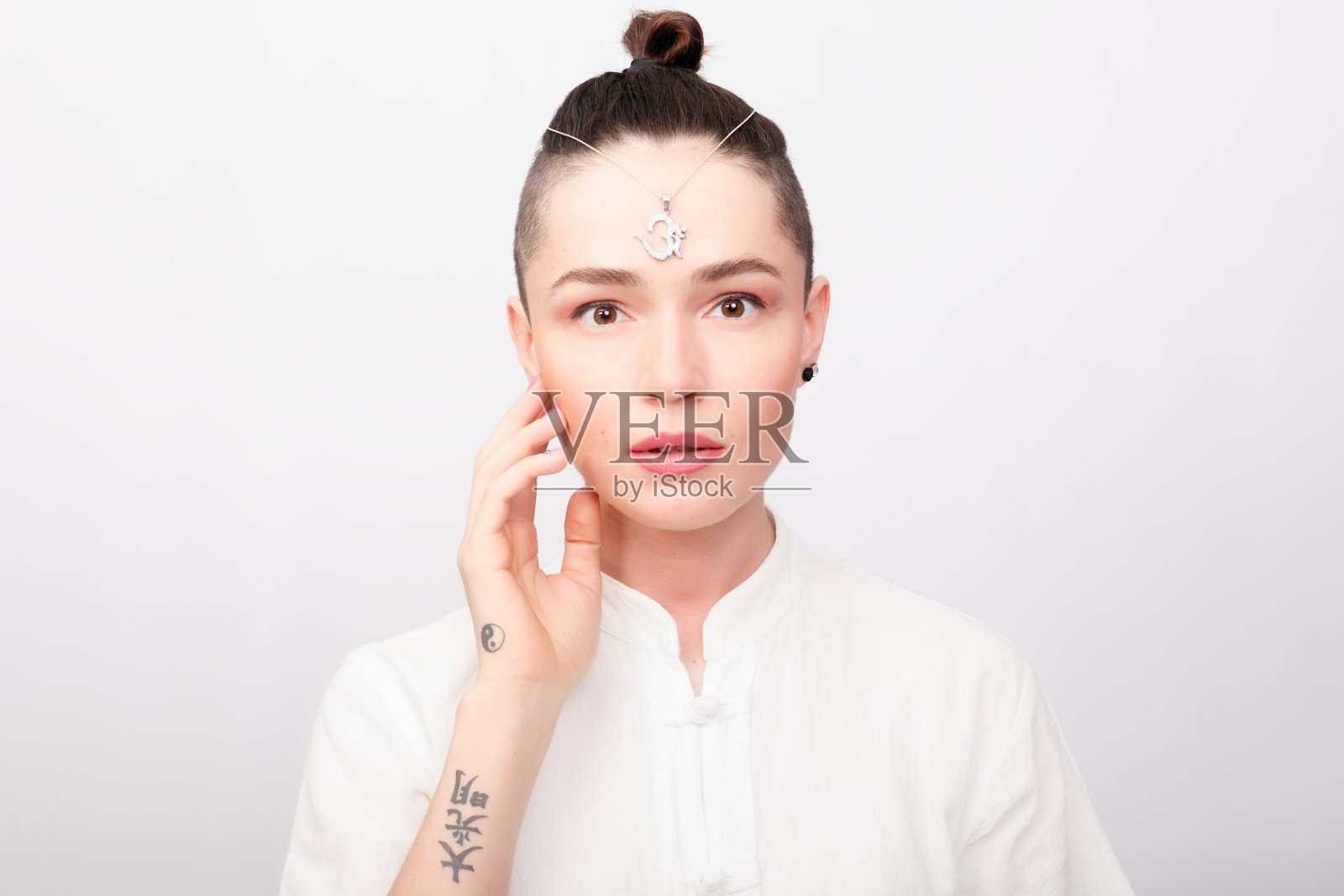 年轻女子在做瑜伽运动照片摄影图片