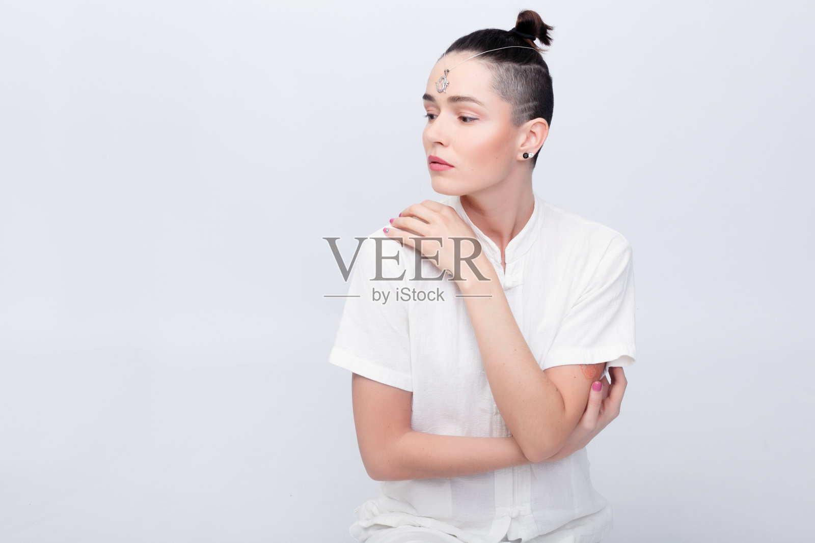 年轻女子在做瑜伽运动照片摄影图片