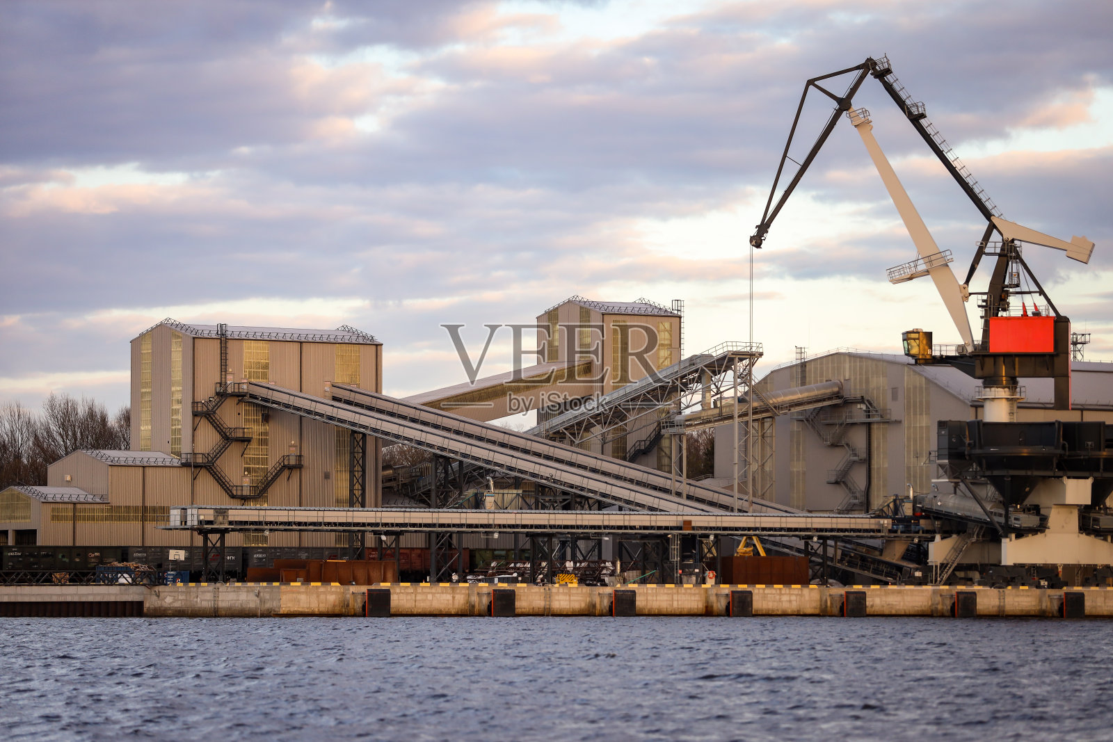 傍晚日落时的乡村城市景色。照片摄影图片