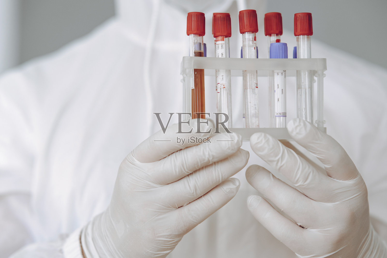 摄影棚里穿着防护服戴着眼镜的人照片摄影图片