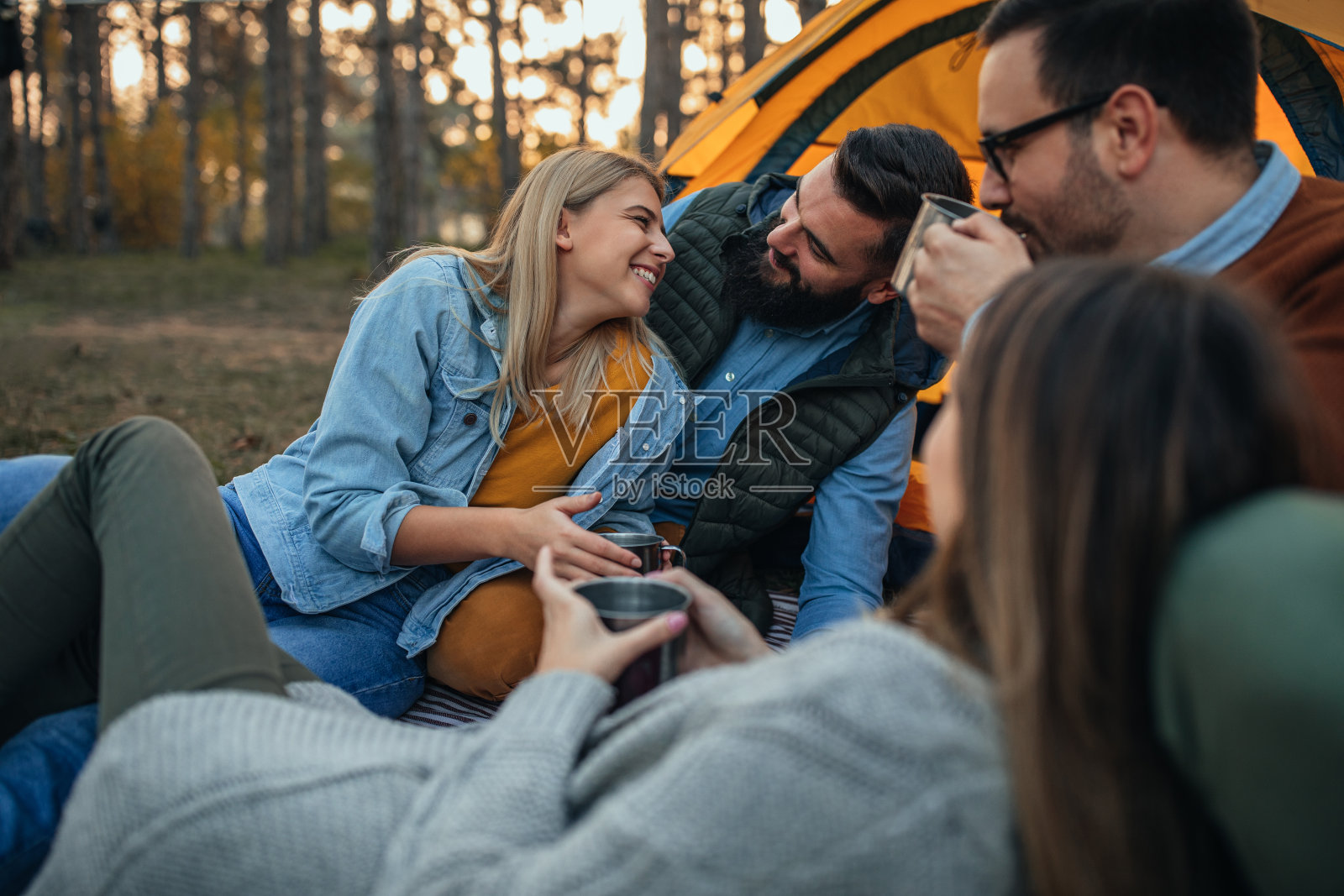庆祝友谊带来的简单快乐照片摄影图片