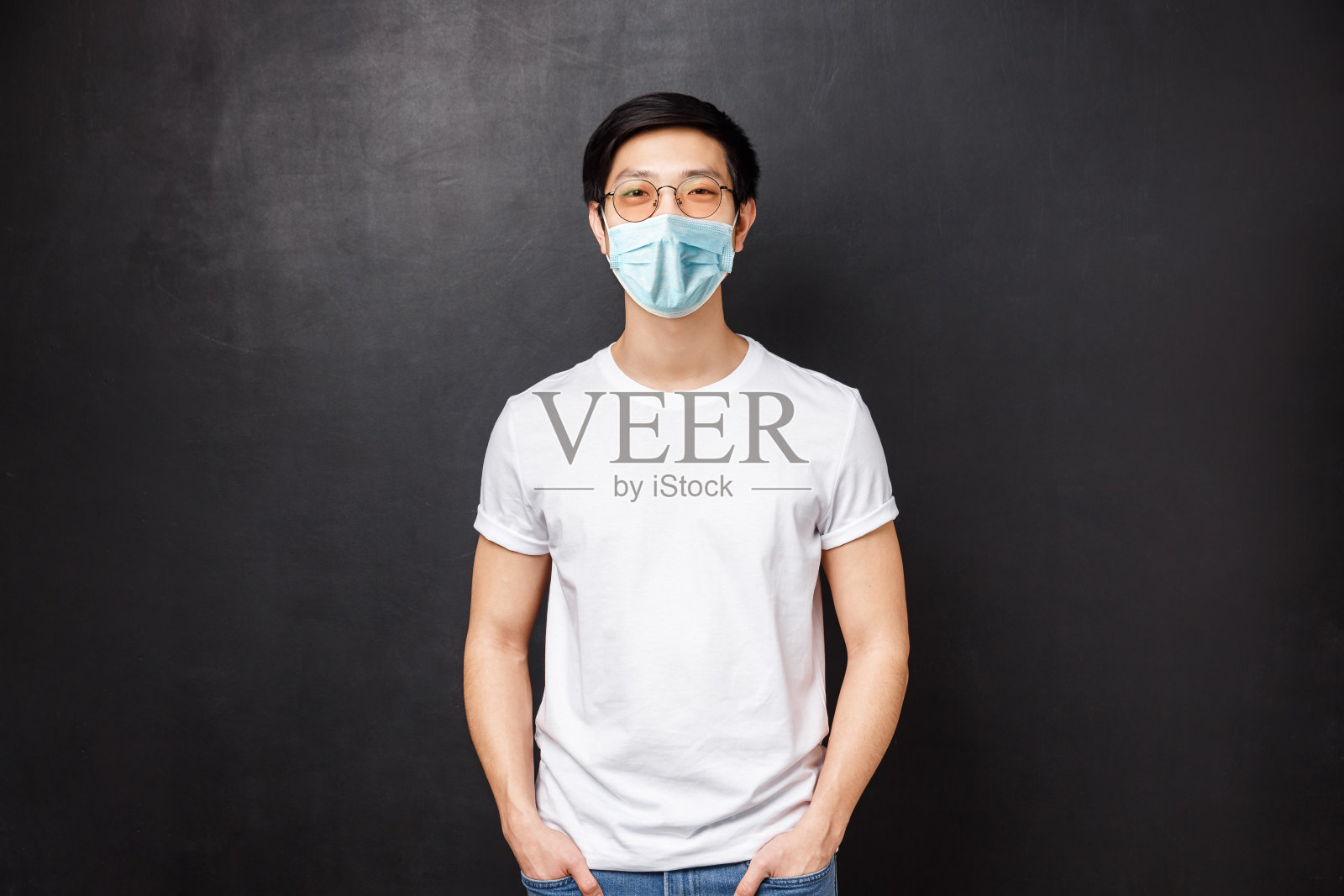 年轻的亚洲人的肖像，站在白色休闲衬衫在黑色的背景，友好的微笑，表达快乐的热情的情绪，与朋友在大学毕业后照片摄影图片