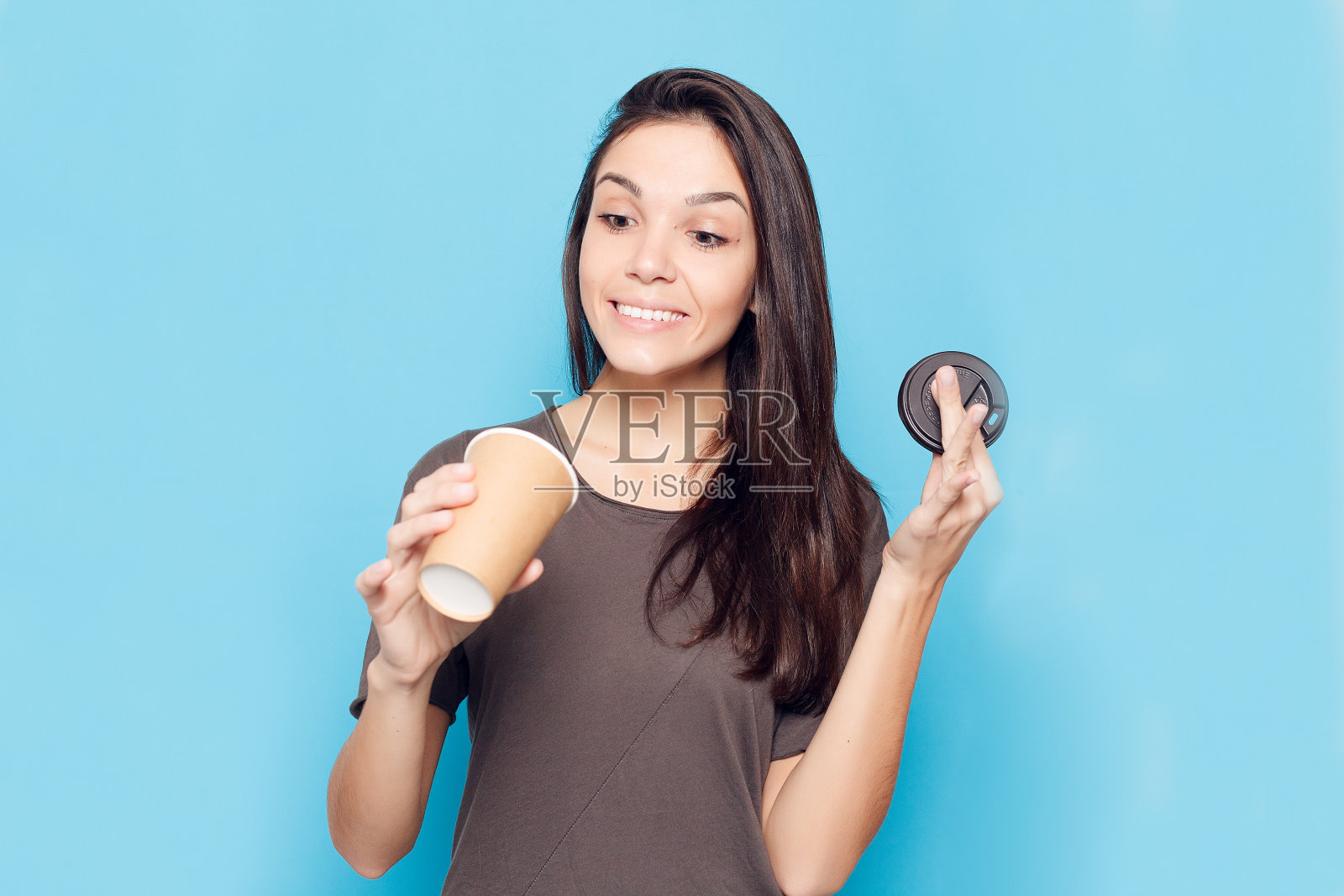 年轻漂亮的女人和智能手机照片摄影图片