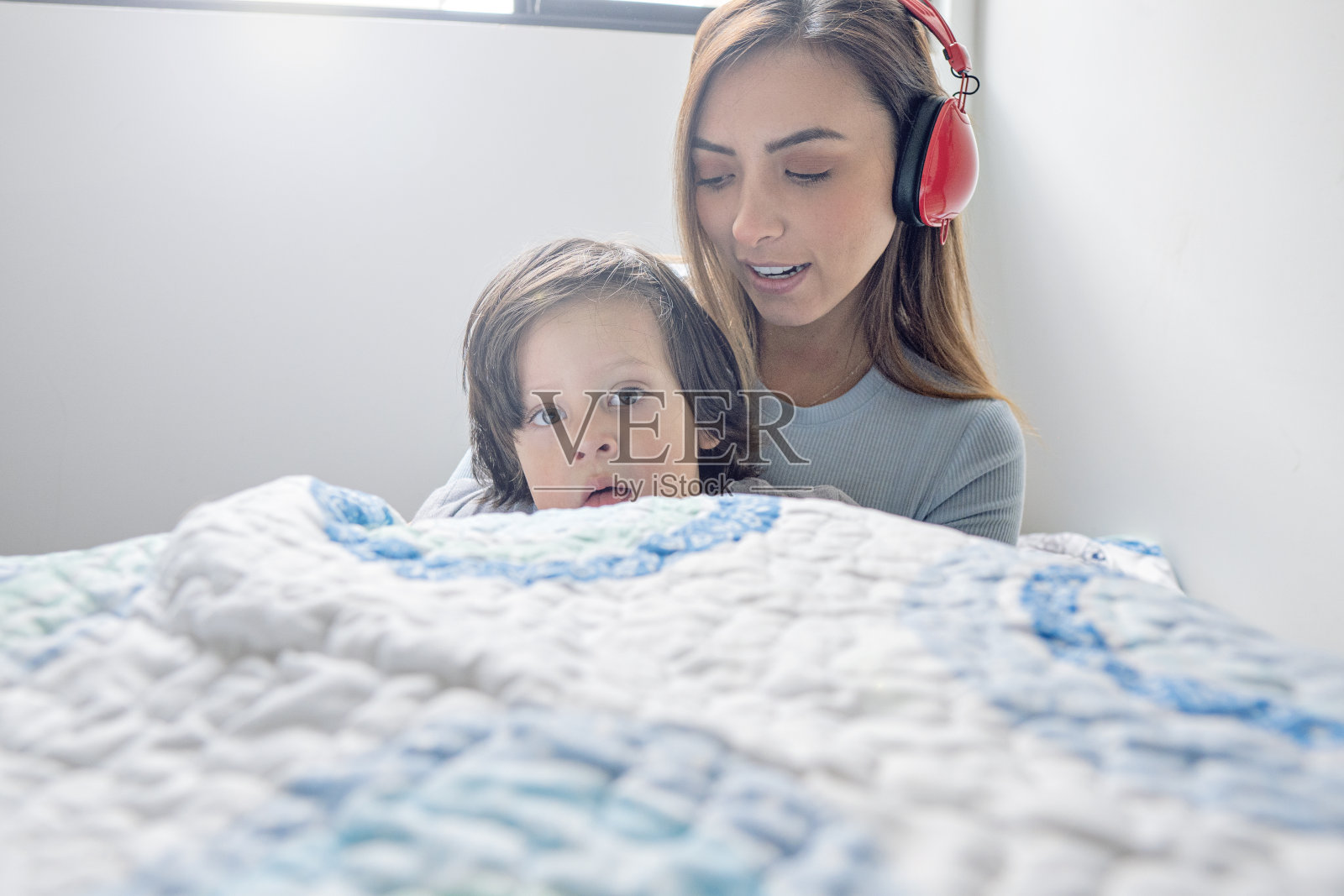 母亲和儿子在隔离新冠肺炎的房间里玩耍照片摄影图片