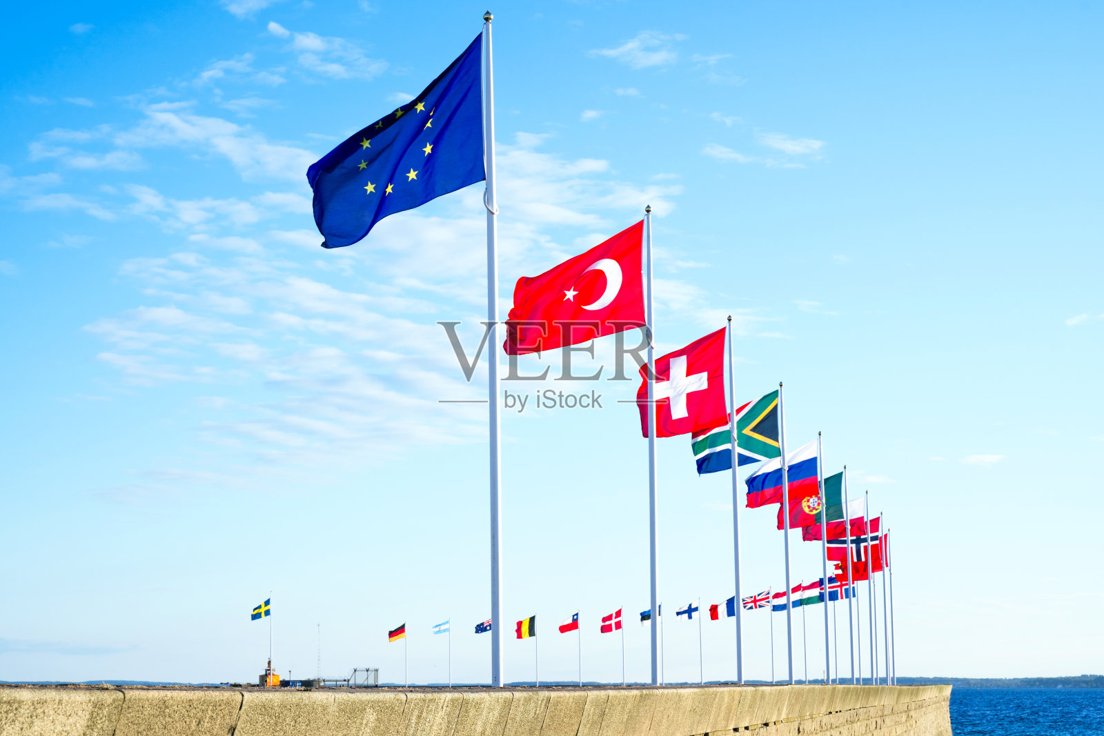 随风飘扬的欧洲旗帜照片摄影图片