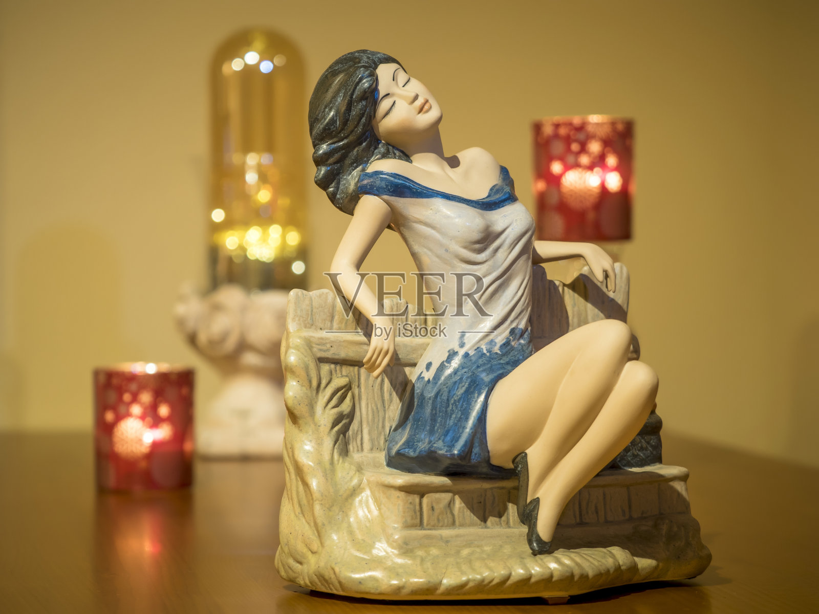 光与瓷人嬉戏照片摄影图片