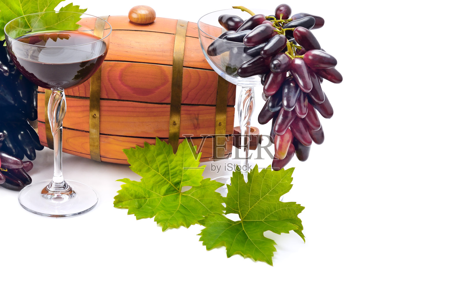 成熟的葡萄，葡萄酒杯和木桶孤立在白色的背景。文本的空闲空间。照片摄影图片