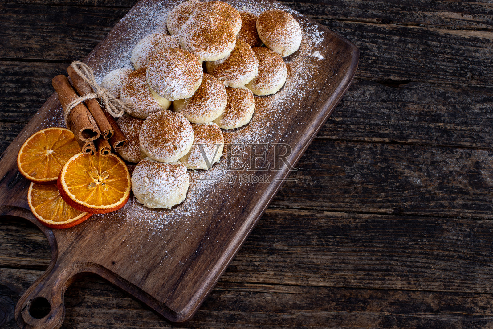 木桌上有很多饼干。照片摄影图片