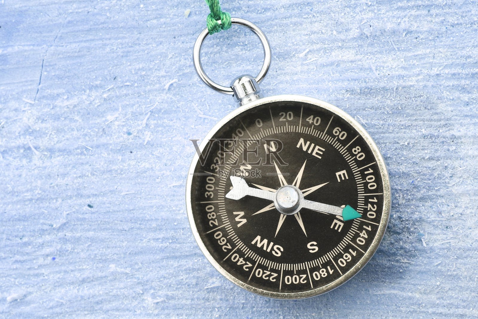 蓝色背景上的旧指南针照片摄影图片
