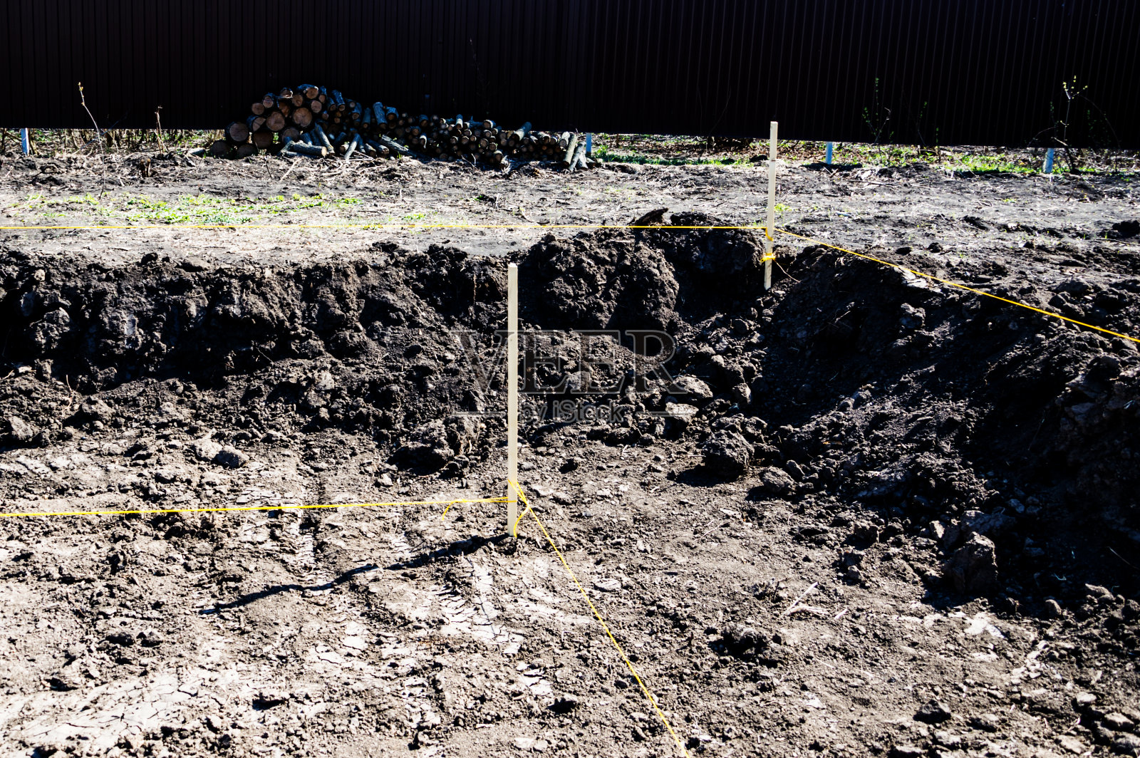 在地块上建造房屋的标志。照片摄影图片