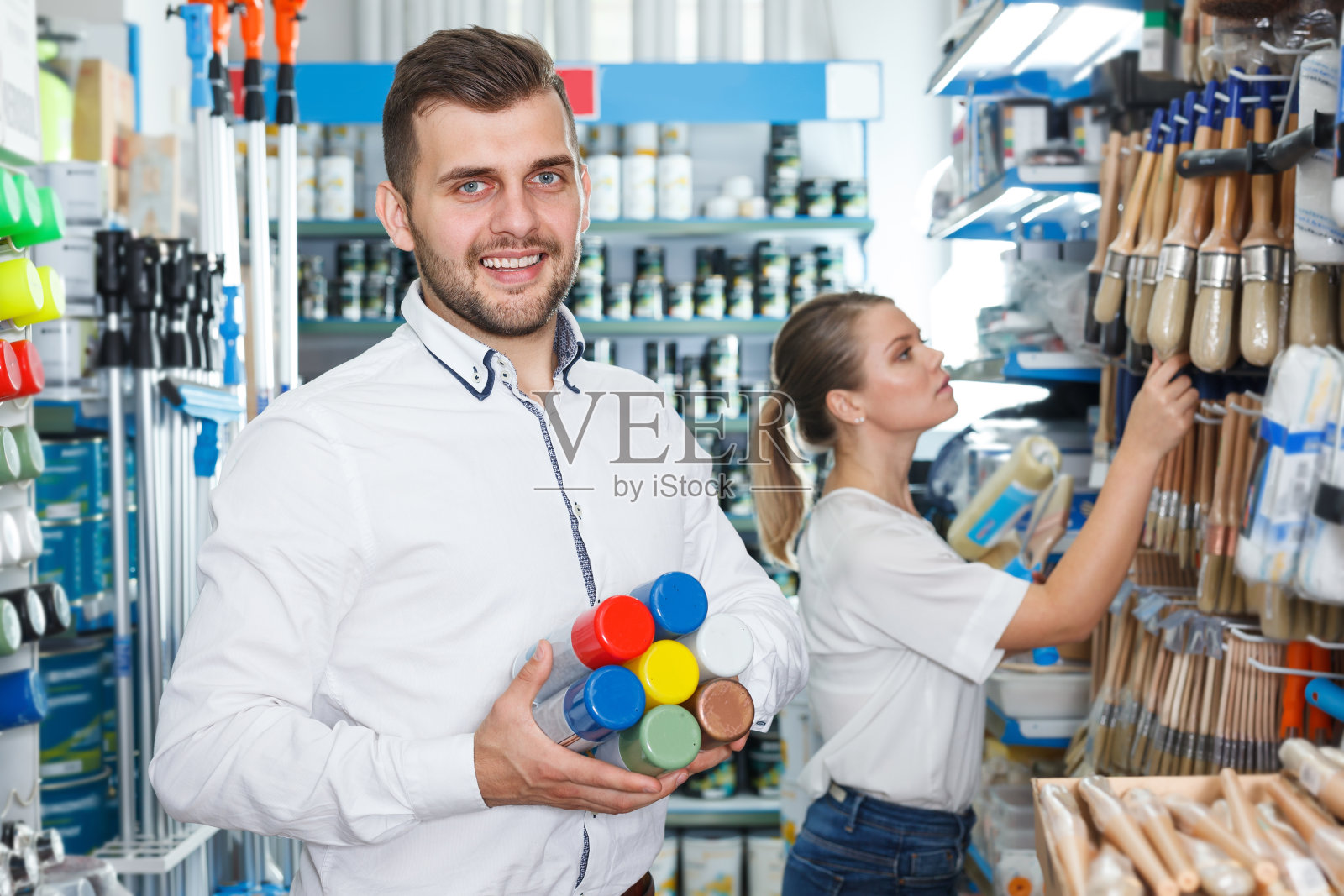 不错的男人和女人选择喷漆照片摄影图片