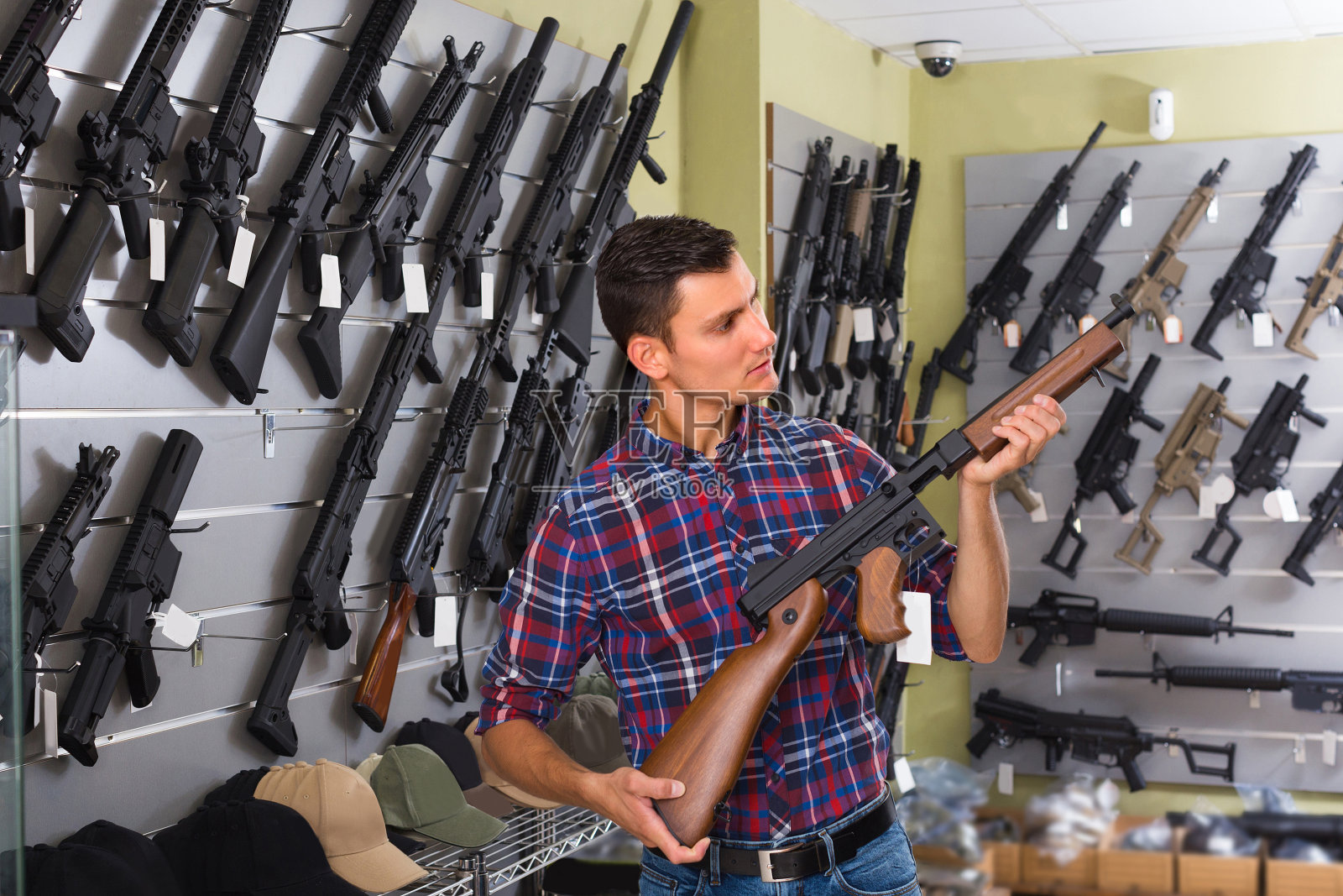 人选择了气动枪照片摄影图片