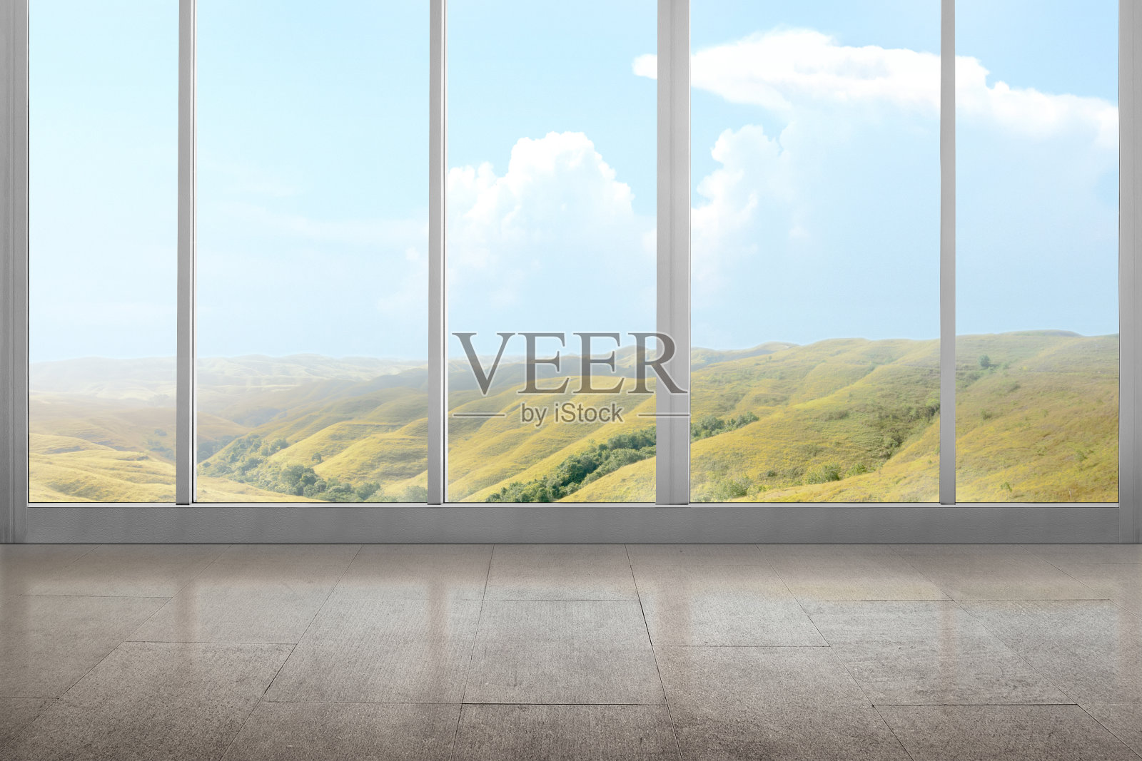 可以看到青山的空房间照片摄影图片