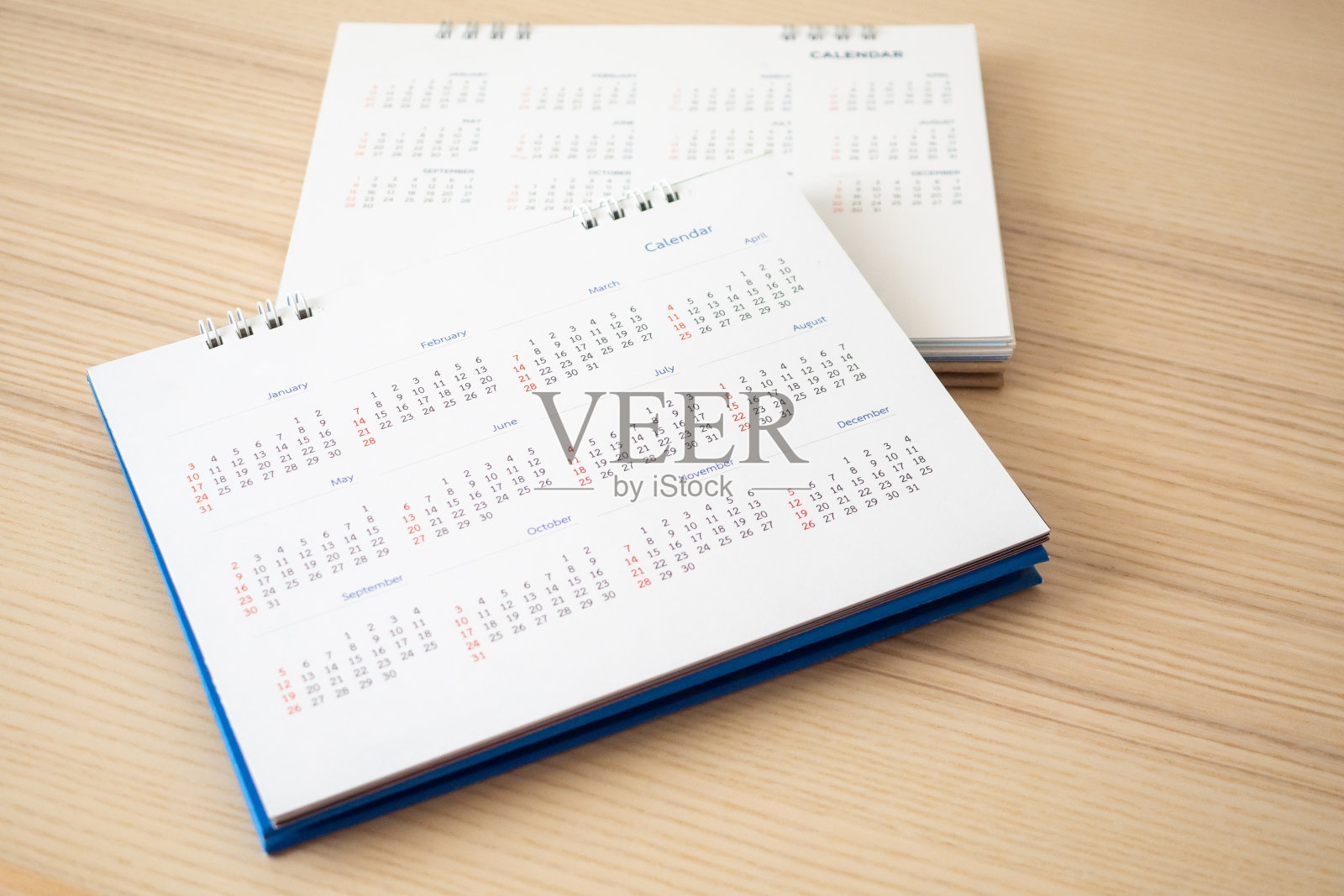 日历页合上木桌背景业务策划预约会议概念照片摄影图片