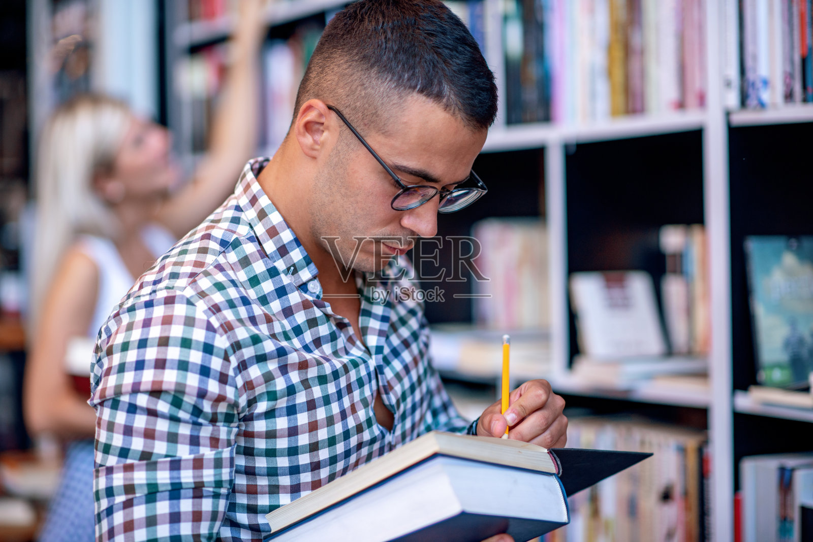 几对留学生正在图书馆学习照片摄影图片