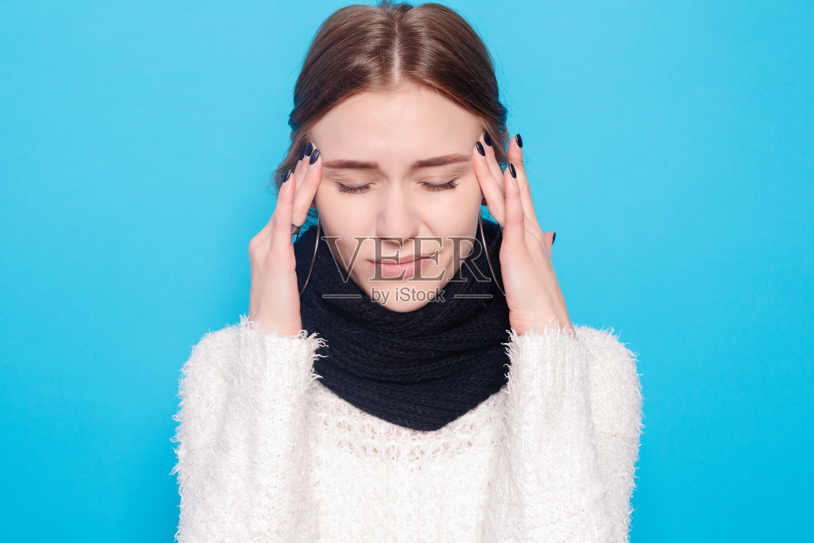 喉咙疼痛。生病的女人喉咙痛感觉不好的特写照片摄影图片