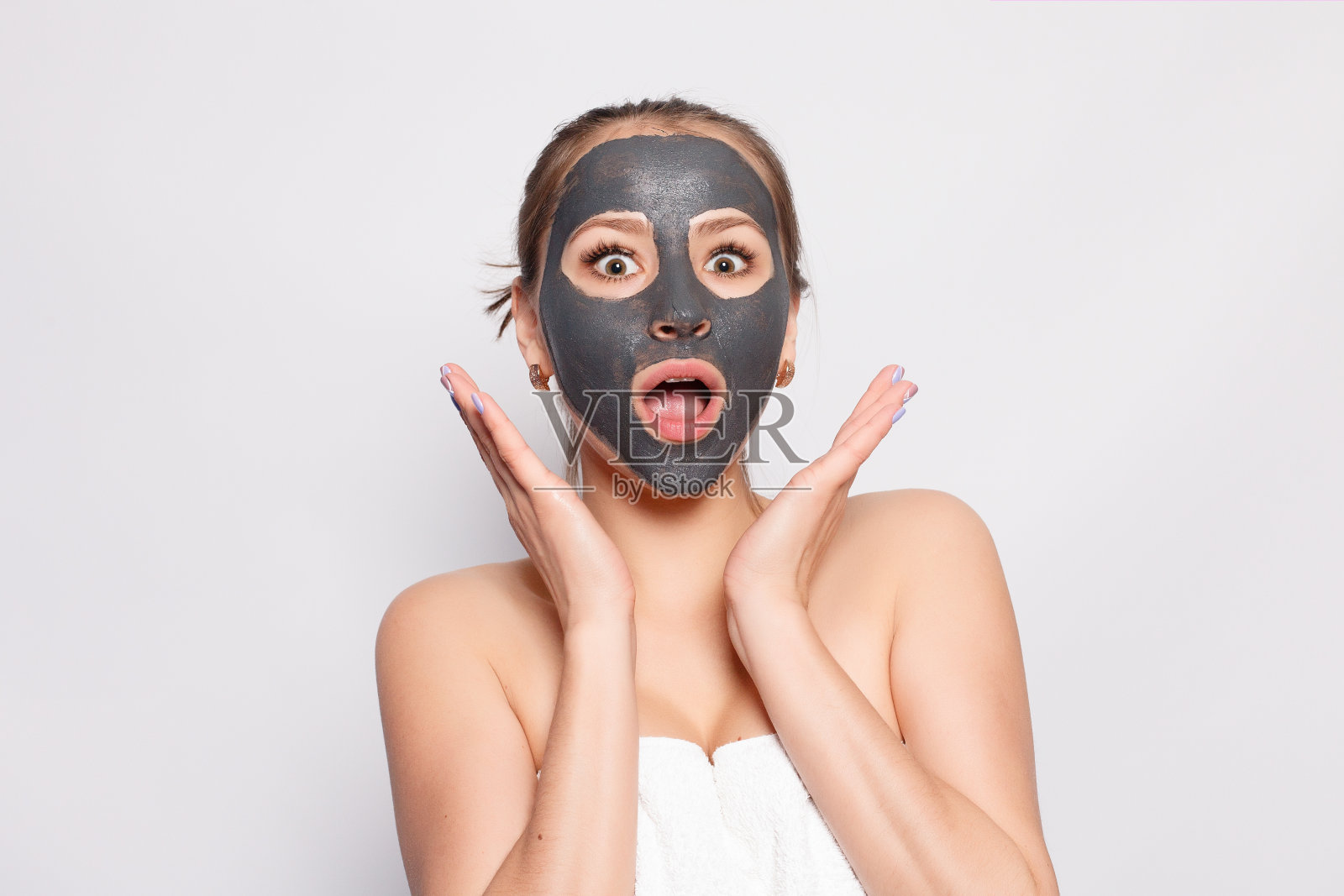 肖像美丽的女孩去除化妆品黑色脱皮面具照片摄影图片