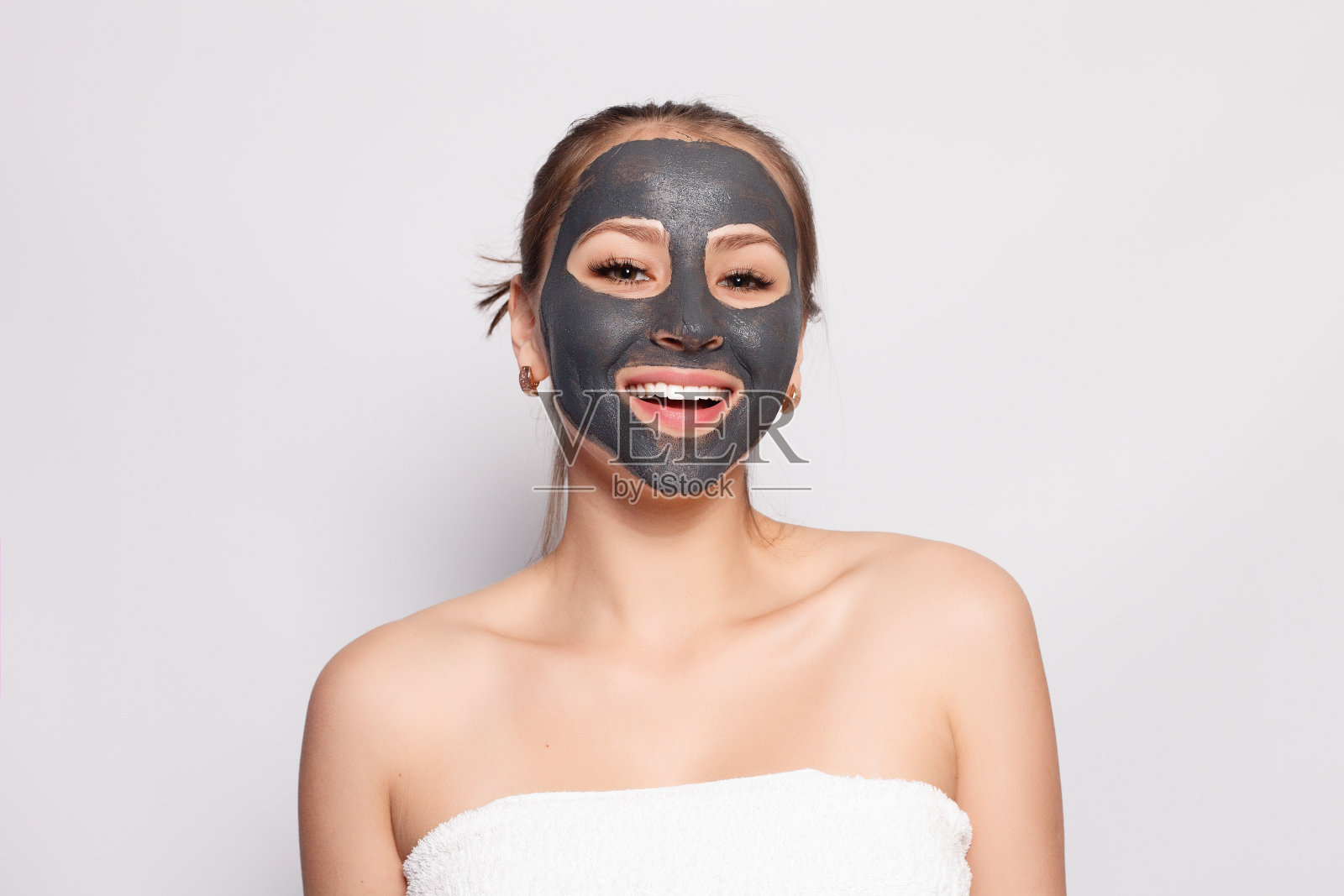 肖像美丽的女孩去除化妆品黑色脱皮面具照片摄影图片