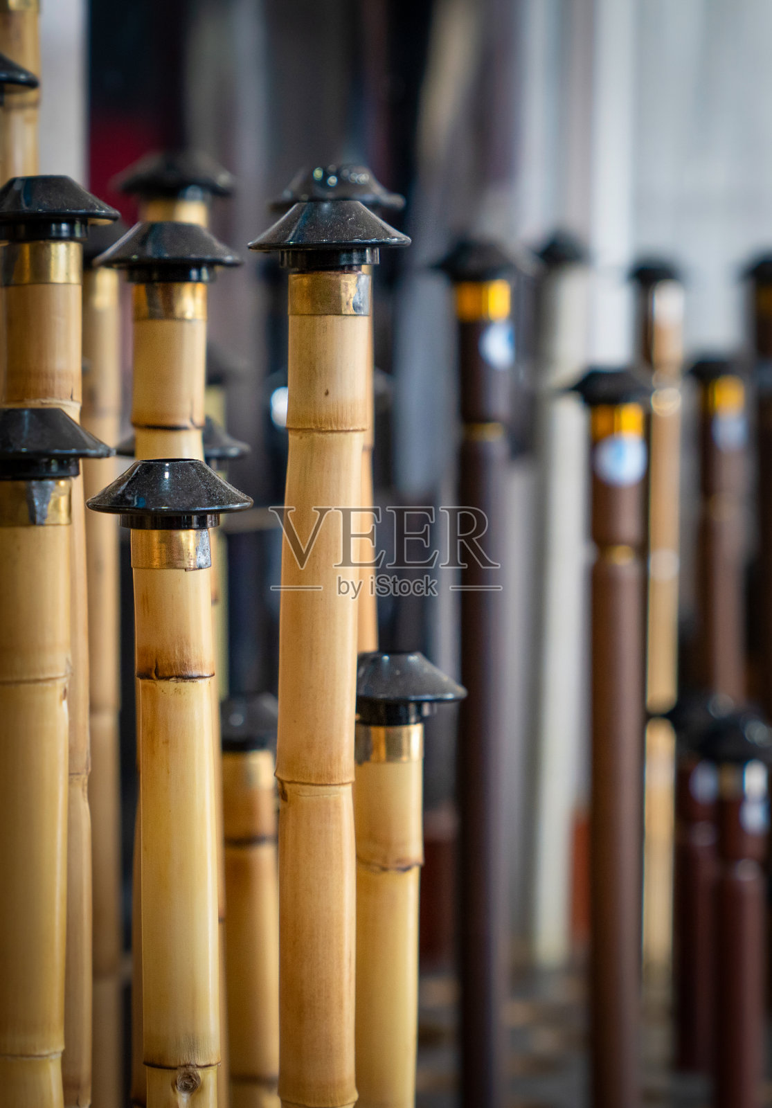 土耳其簧片长笛在音乐市场的选择性焦点。土耳其古典苏菲派乐器。(在土耳其的大桥)照片摄影图片