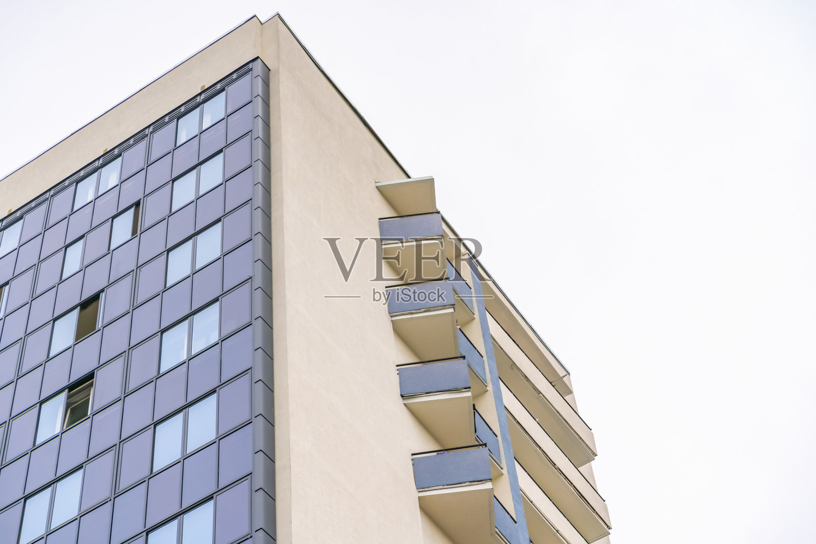 从下面可以看到晴朗的白天照片摄影图片