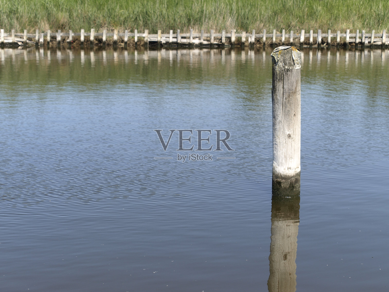 在Varel港和水闸之间的水道上的一根木杆照片摄影图片