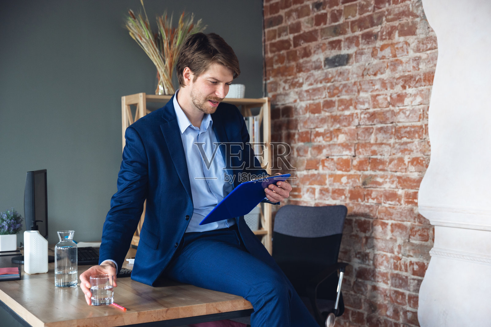 青年、经理、团队领导在隔离后回到自己的办公室工作，感到开心和鼓舞照片摄影图片