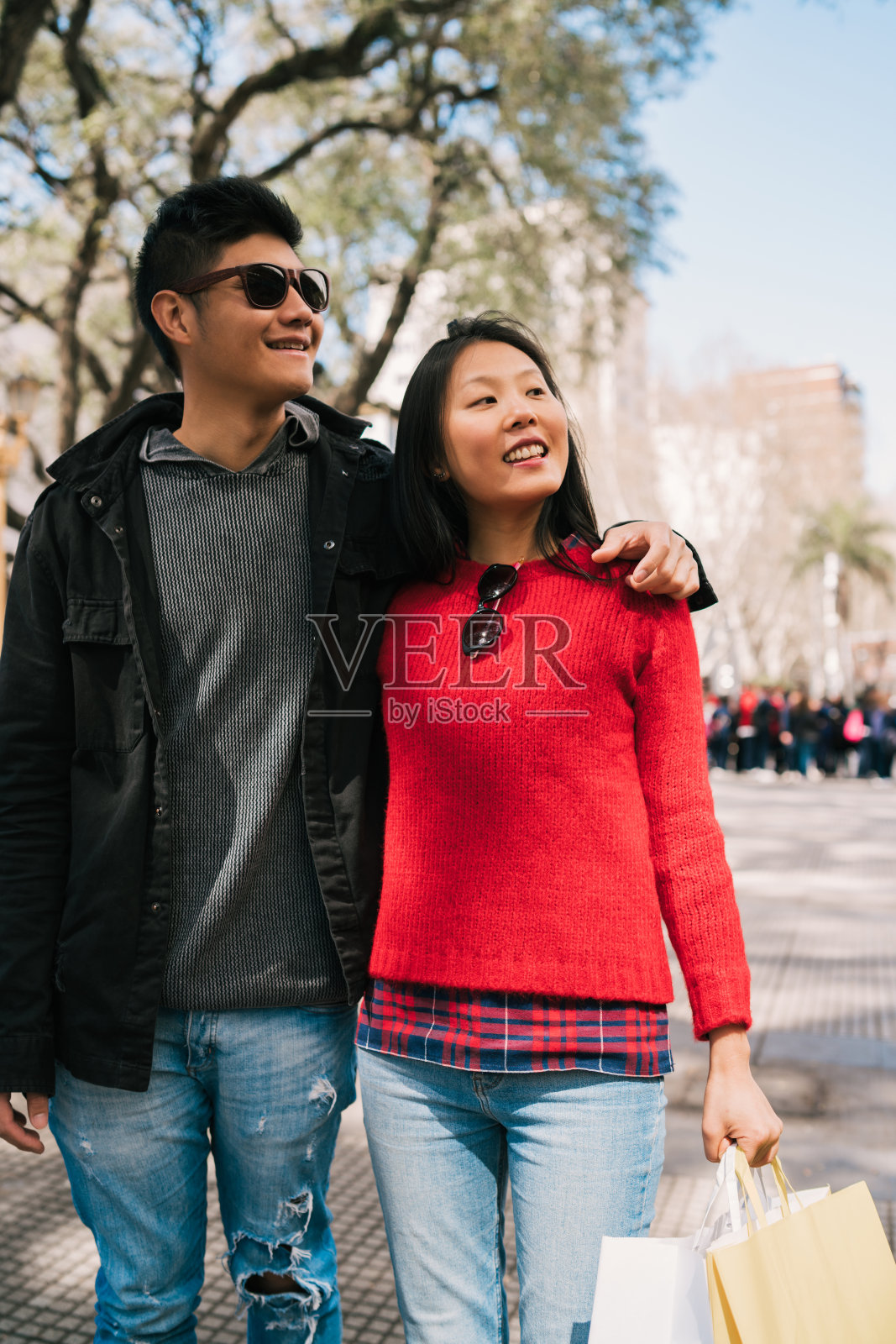 一对亚洲夫妇在城市里散步。照片摄影图片