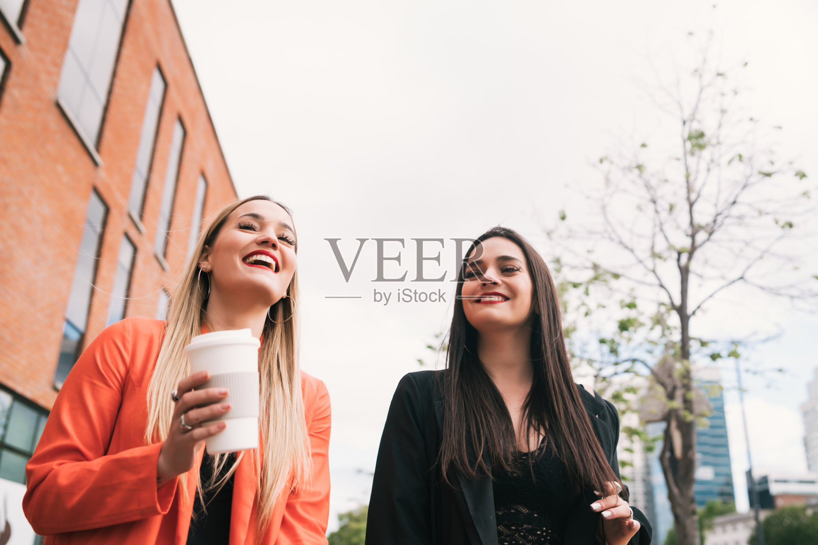 两个年轻的朋友一起在户外散步。照片摄影图片