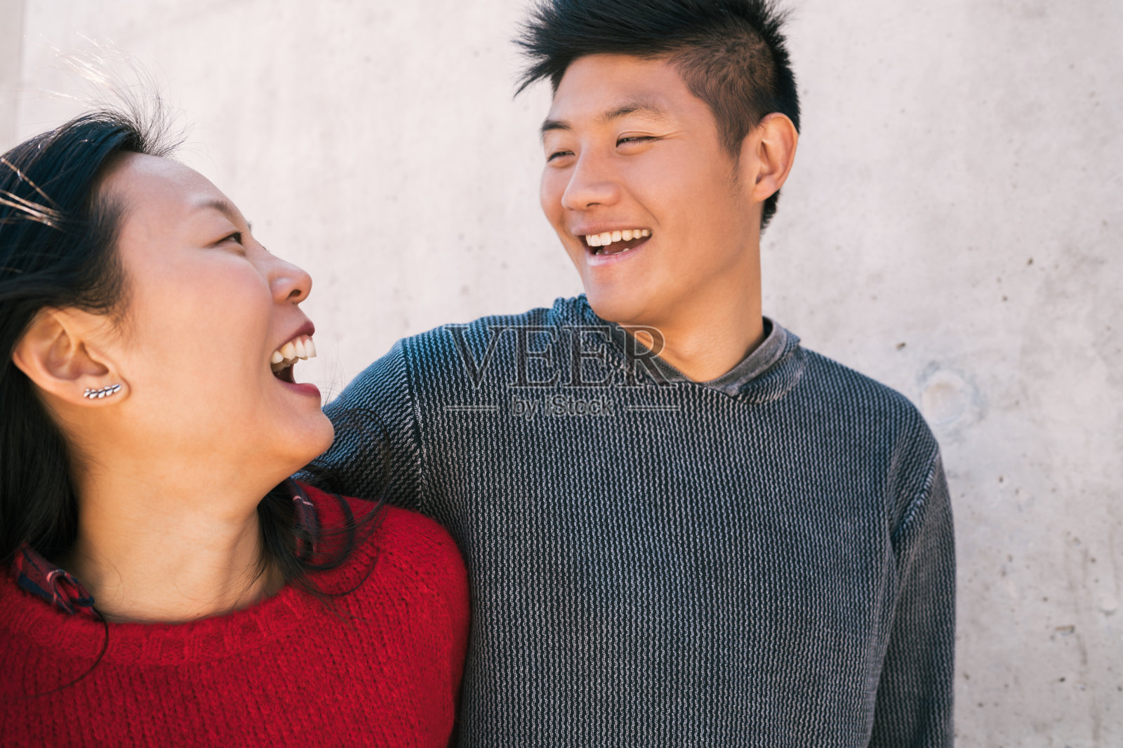 亚洲夫妇有美好的时光在一起。照片摄影图片