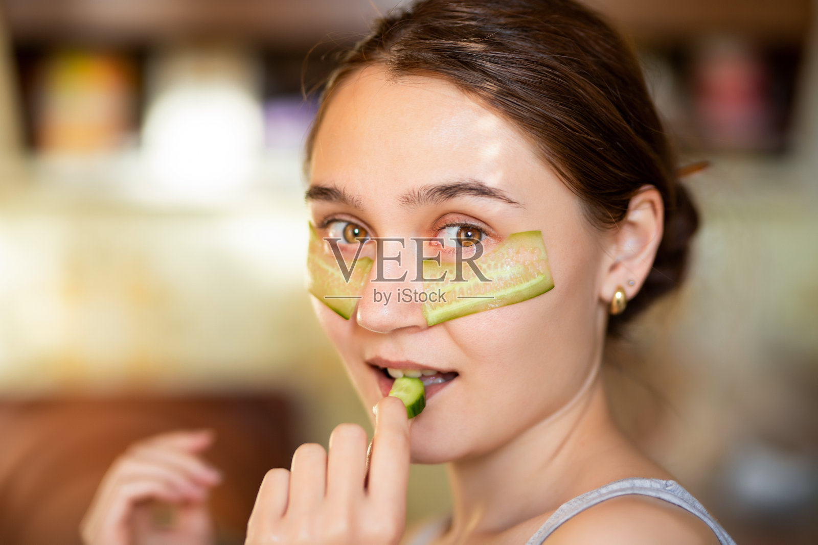 一个戴着黄瓜面膜的漂亮女孩照片摄影图片