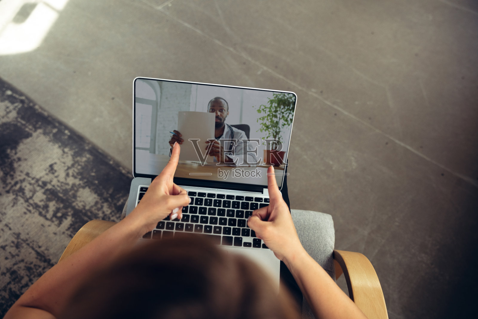 年轻女子在视频中获得在线医疗帮助和建议与医生检查症状和解释药物的处方照片摄影图片