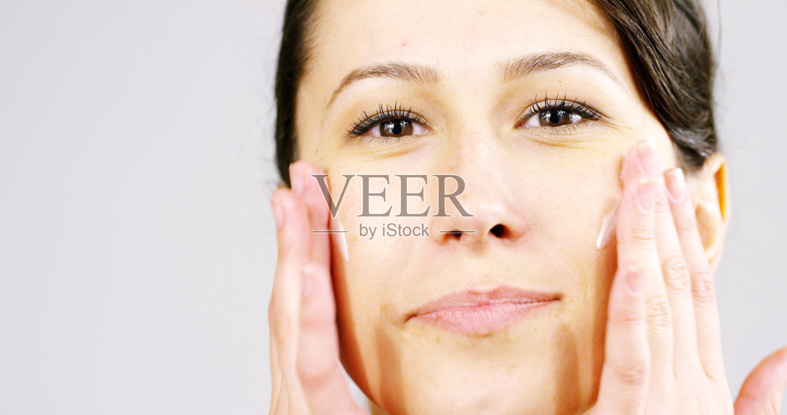 女人的肖像美丽的脸与完美的皮肤刚刚从杂质清洗与白天或晚上霜在它是看在相机。照片摄影图片