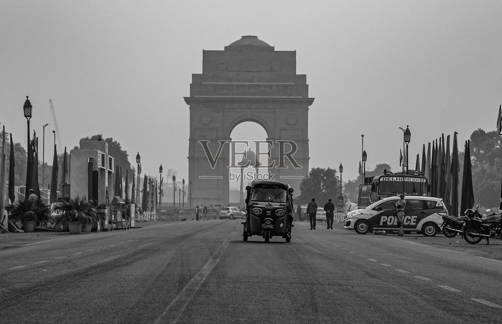 印度门，嘟嘟车在前面照片摄影图片