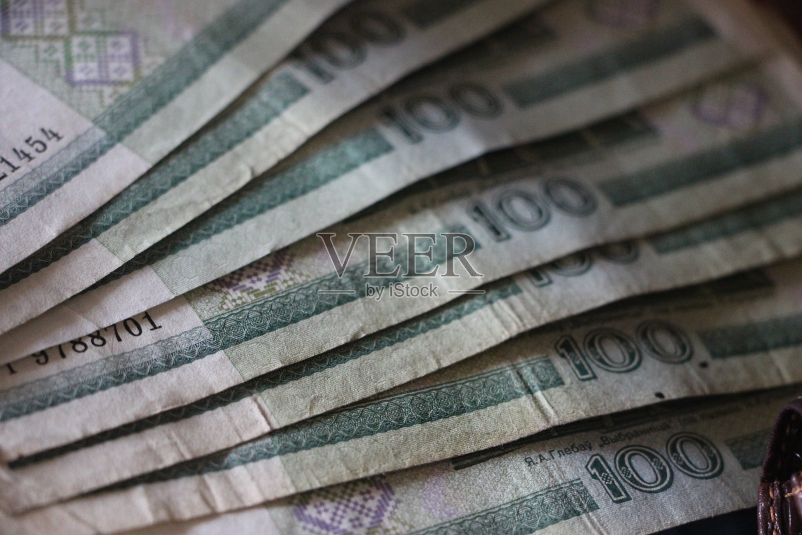 很多100卢布的旧钱。金融货币业务价值概念照片摄影图片