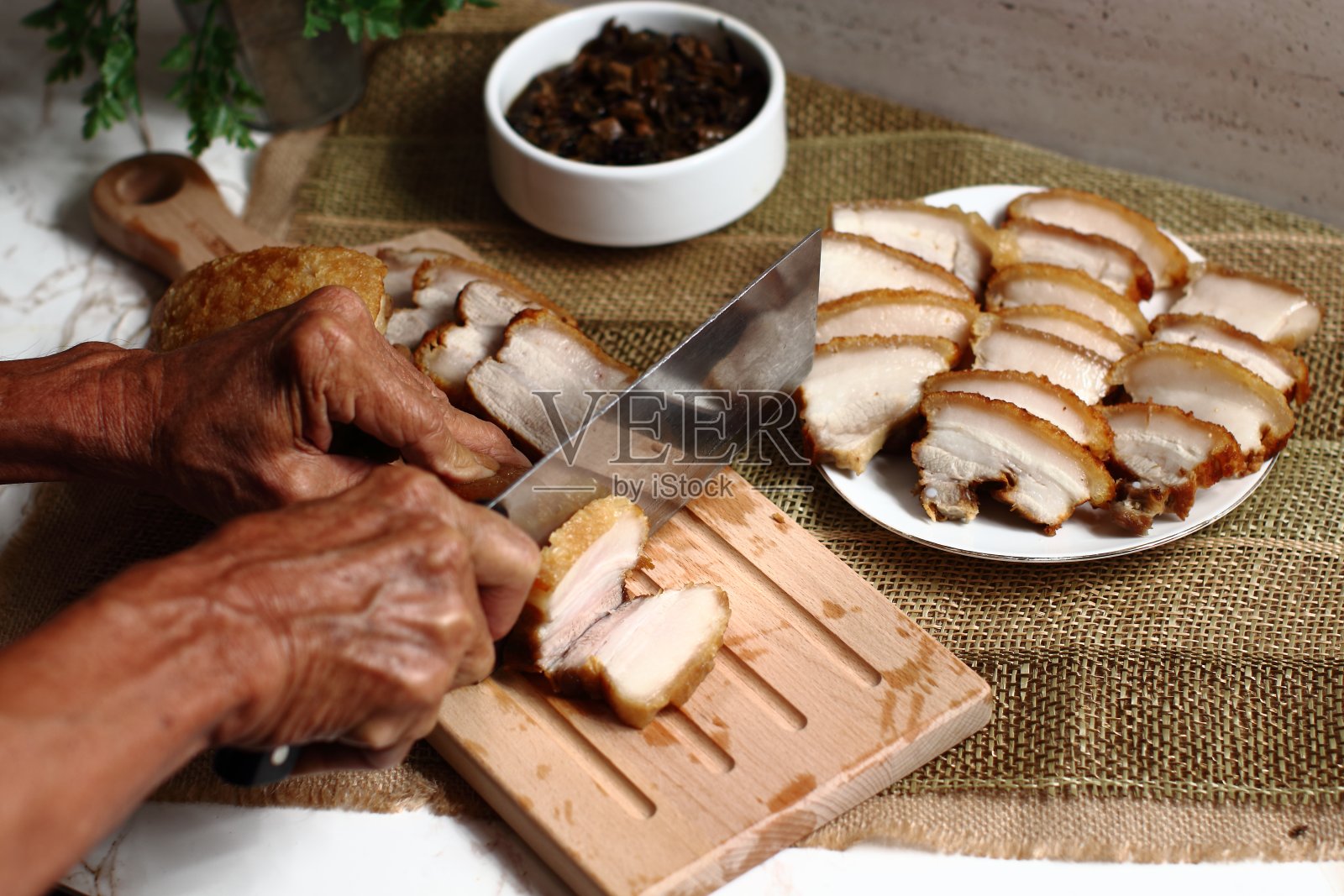 用大砍刀切生五花肉照片摄影图片