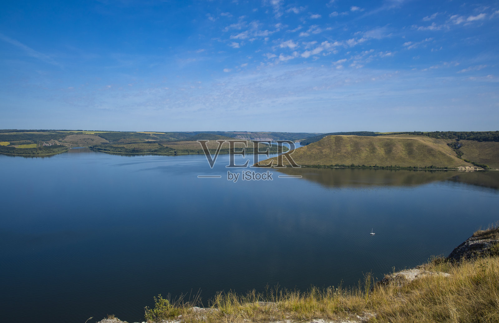 风景，湖，水和山，夏天早晨时间空中景观从上面照片摄影图片