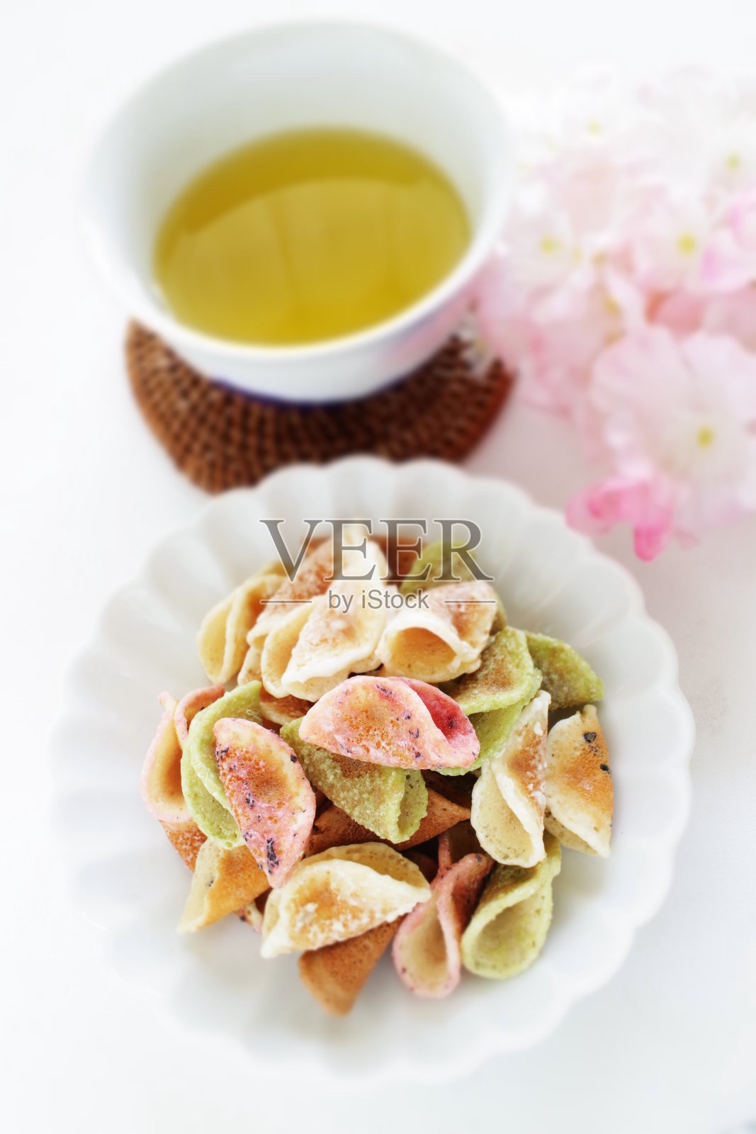 日本料理，五颜六色的甜饼干和绿茶照片摄影图片