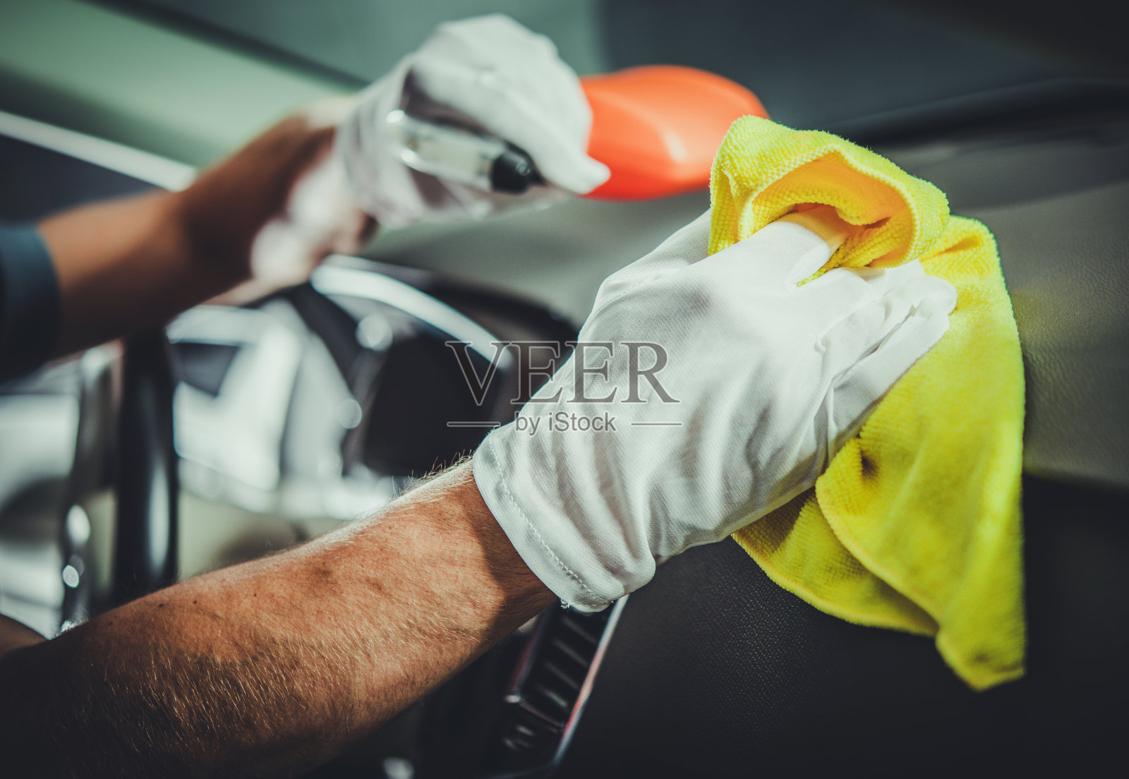 清洁和消毒汽车内饰和仪表盘照片摄影图片