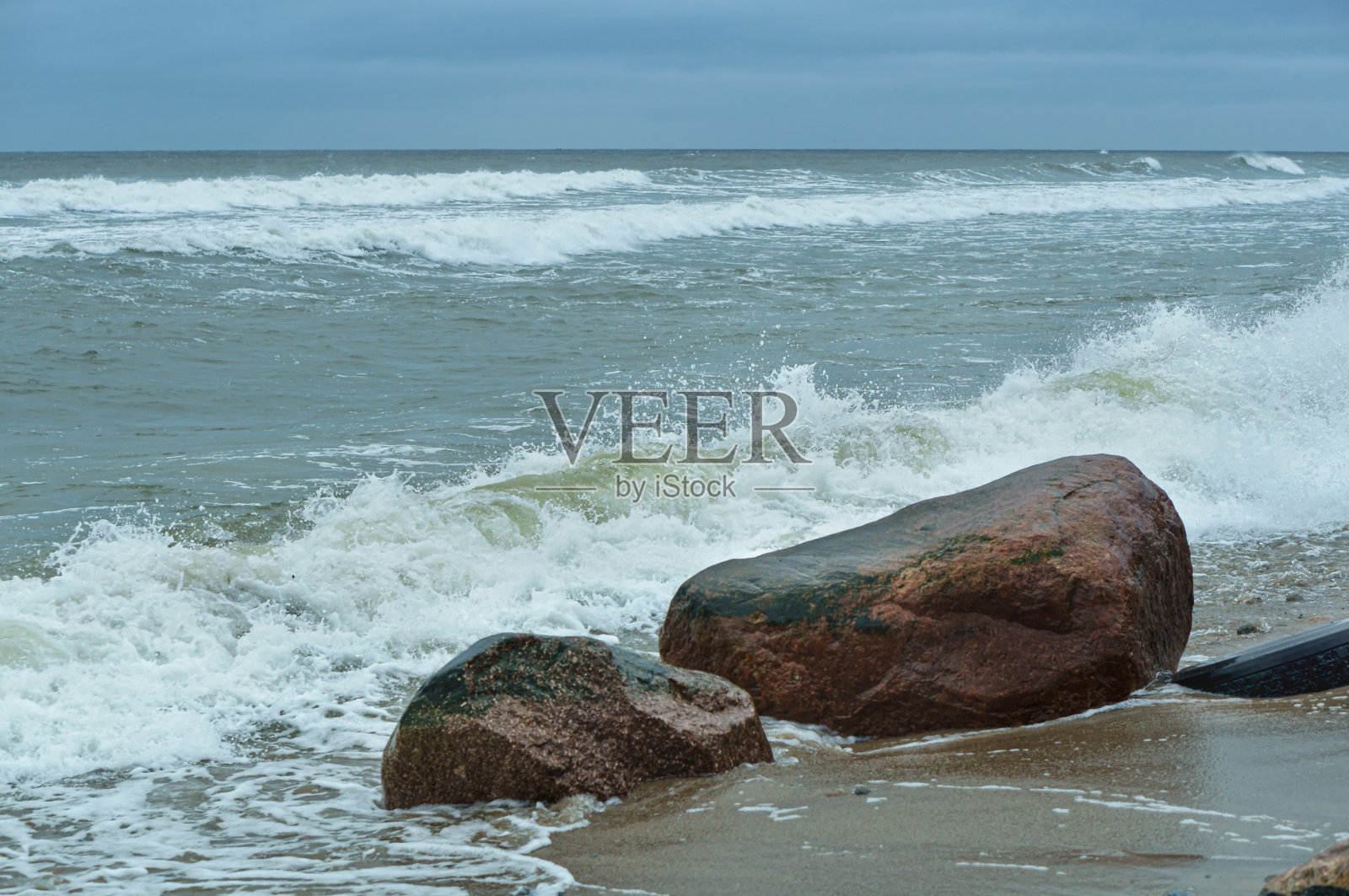 海浪拍打着岩石，岩石拍打着海岸照片摄影图片